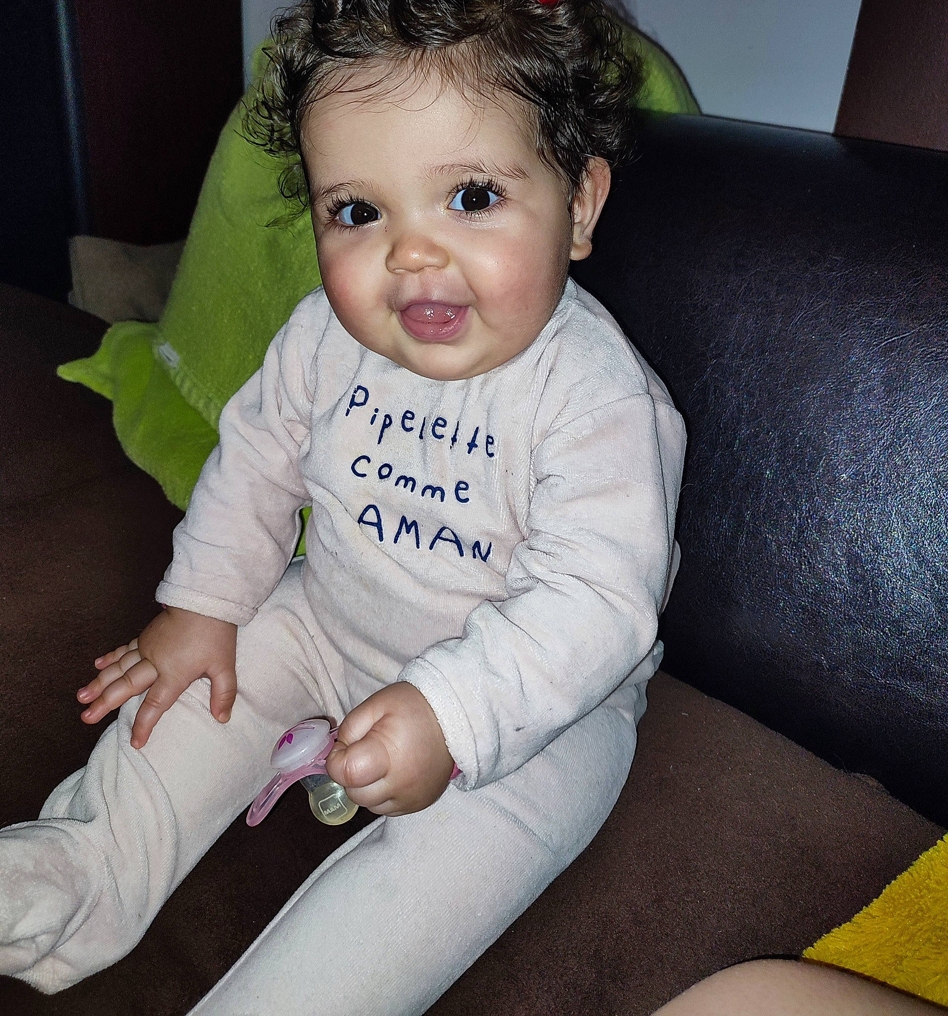 Esra participe au concours pour gagner de l'argent avec cette photo : arm, baby, baby_toddler_clothing, cheek, comfort, cool, eye, eyelash, face, finger, gesture, happy, head, iris, lip, nose, person, skin, sleeve, smile