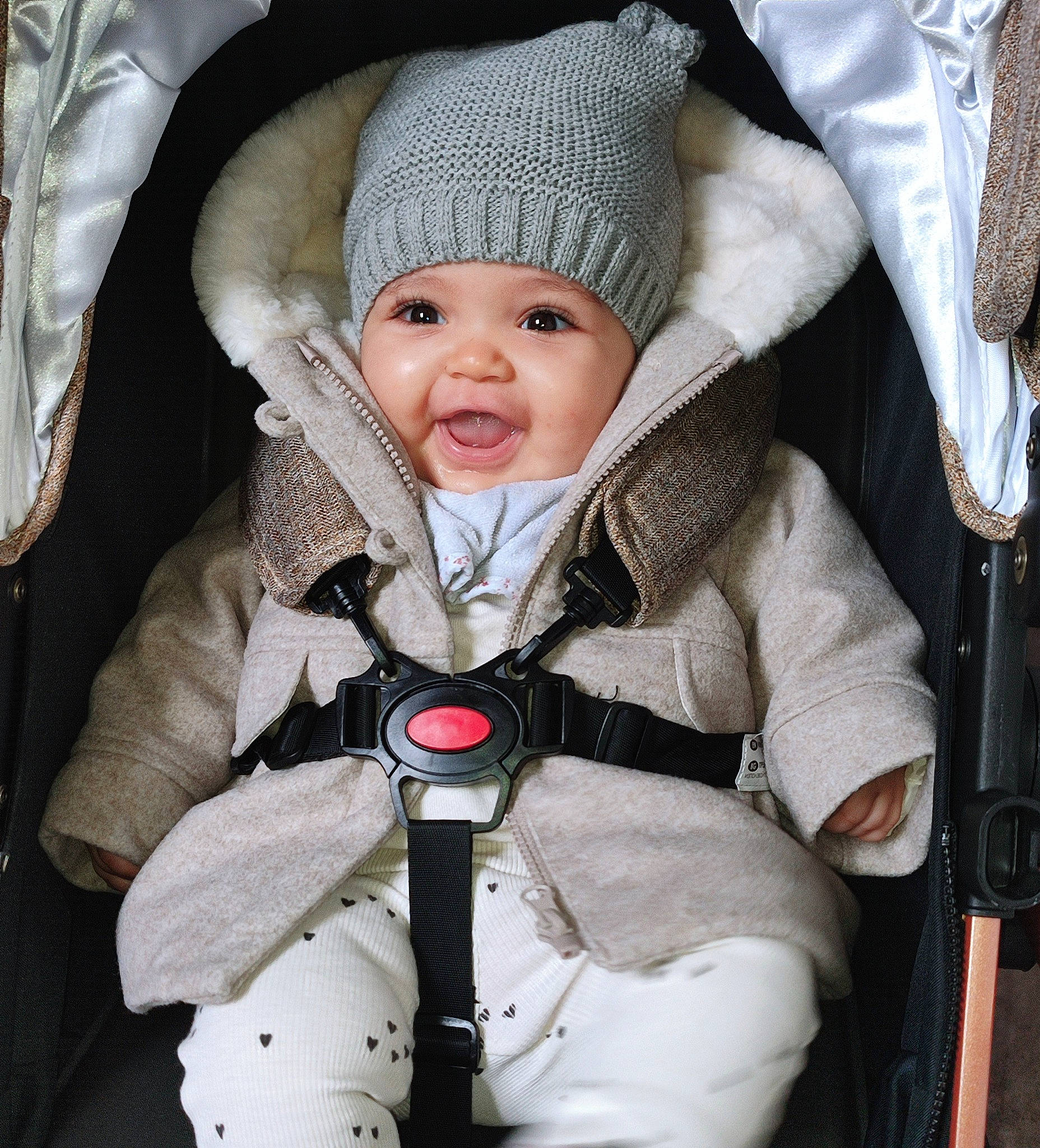 Esra participe au concours pour gagner de l'argent avec cette photo : baby, baby_carriage, baby_products, baby_toddler_clothing, cap, cheek, child, comfort, eye, facial_expression, head, headwear, human_body, knit_cap, organ, outerwear, person, skin, sleeve, toddler