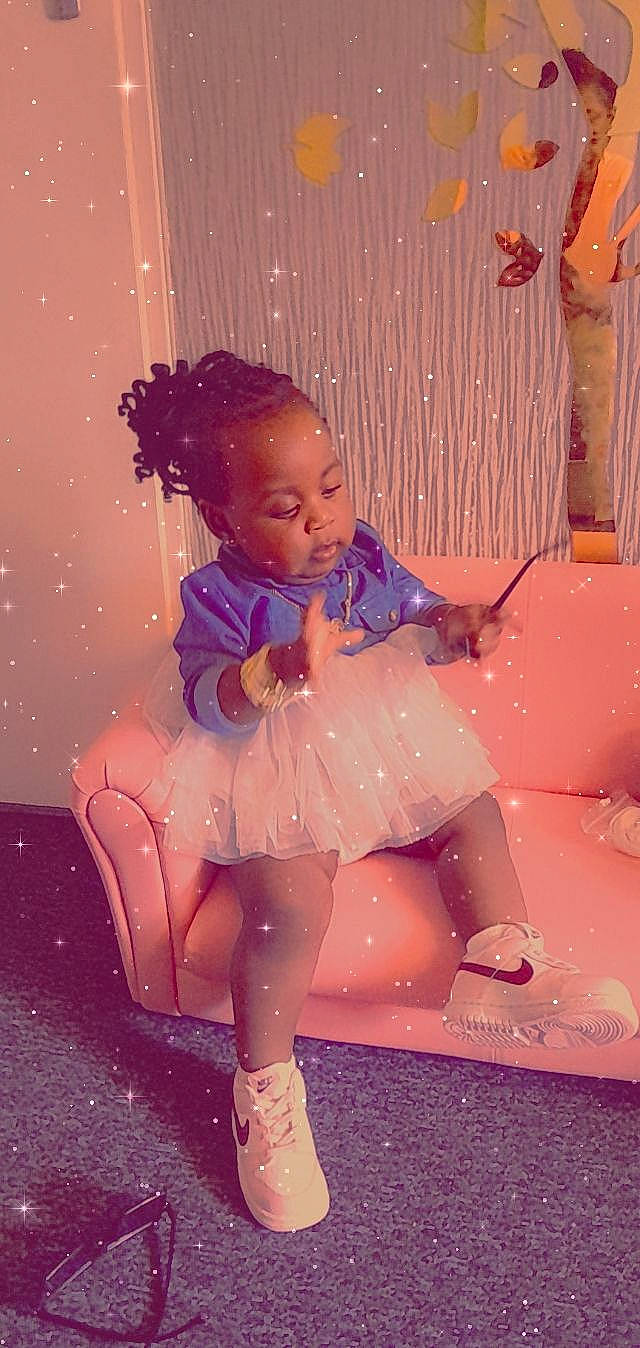 Johanna participe au concours pour gagner de l'argent avec cette photo : child, dress, event, facial_expression, fashion_design, fun, hairstyle, happy, human_body, human_leg, lap, leg, magenta, person, pink, purple, sitting, skin, thigh, toddler