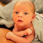 Joseph a rejoint le concours — aidez-le/la à gagner de superbes lots ! baby, infant, newborn, skin, face, eyes, towel, arm, hand, expression, closeup, person, portrait, cute, resting, soft, warm, indoor, human, newborn_baby