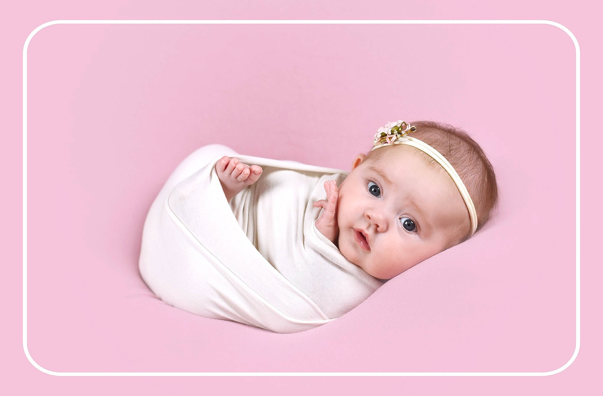 Julia a rejoint le concours — aidez-le/la à gagner de superbes lots ! art, baby, baby_toddler_clothing, cheek, comfort, eyebrow, eyelash, fashion_accessory, font, hair_accessory, headband, headgear, headpiece, linens, magenta, person, picture_frame, pink, portrait_photography, rectangle