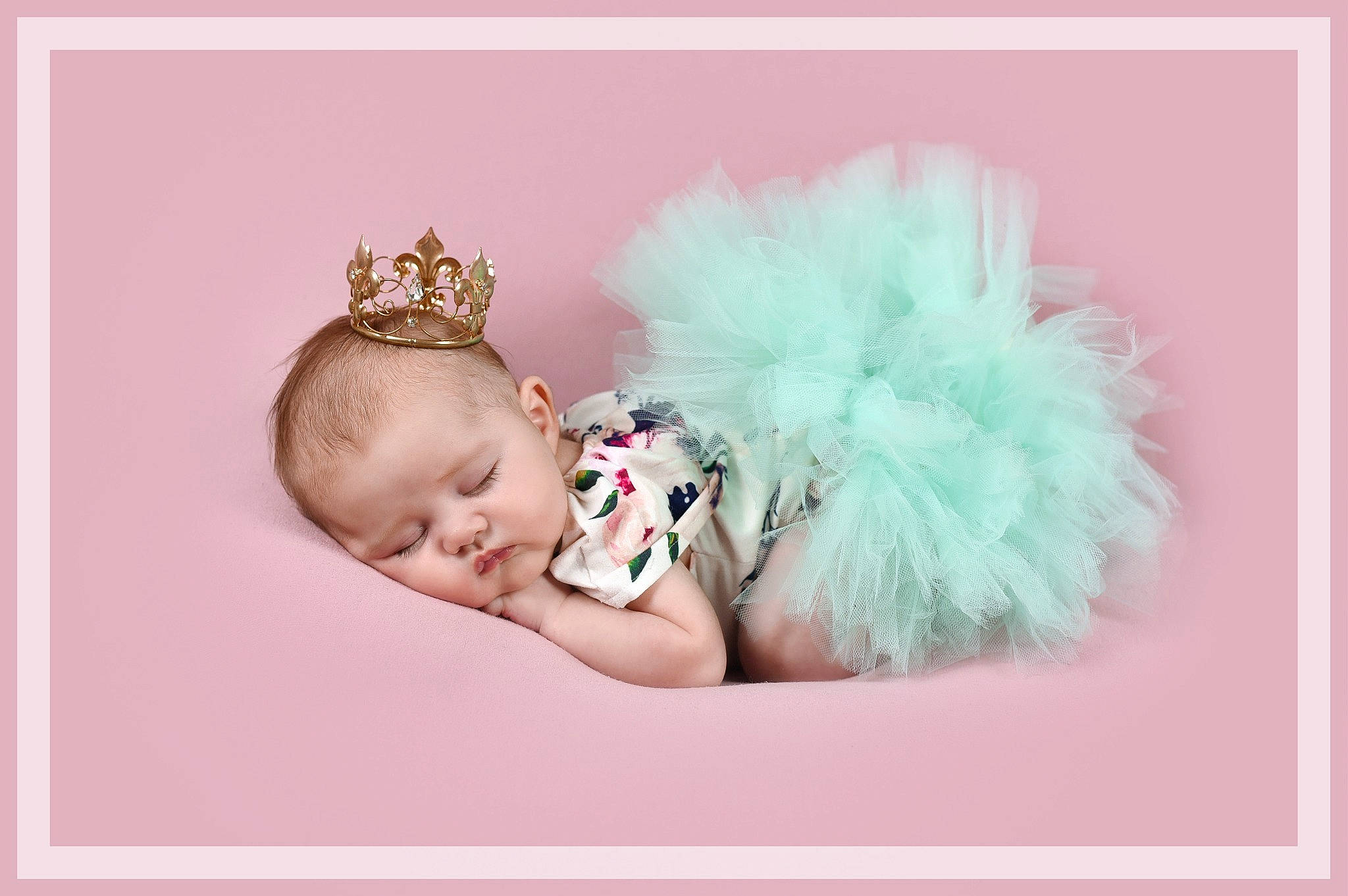 Julia participe au concours pour gagner de l'argent avec cette photo : art, baby, baby_products, baby_toddler_clothing, child, costume_hat, eyelash, fashion_accessory, font, hair_accessory, happy, headband, headgear, headpiece, jewellery, magenta, pattern, person, pink, product