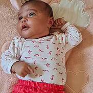 Cassy a rejoint le concours — aidez-le/la à gagner de superbes lots ! baby, infant, blanket, plush_toys, red_pants, white_shirt, patterned_clothing, heart_shape, cloud_shape, soft_texture, indoor, child, cute, lying_down, looking_up, curious, cozy, pink, white, red