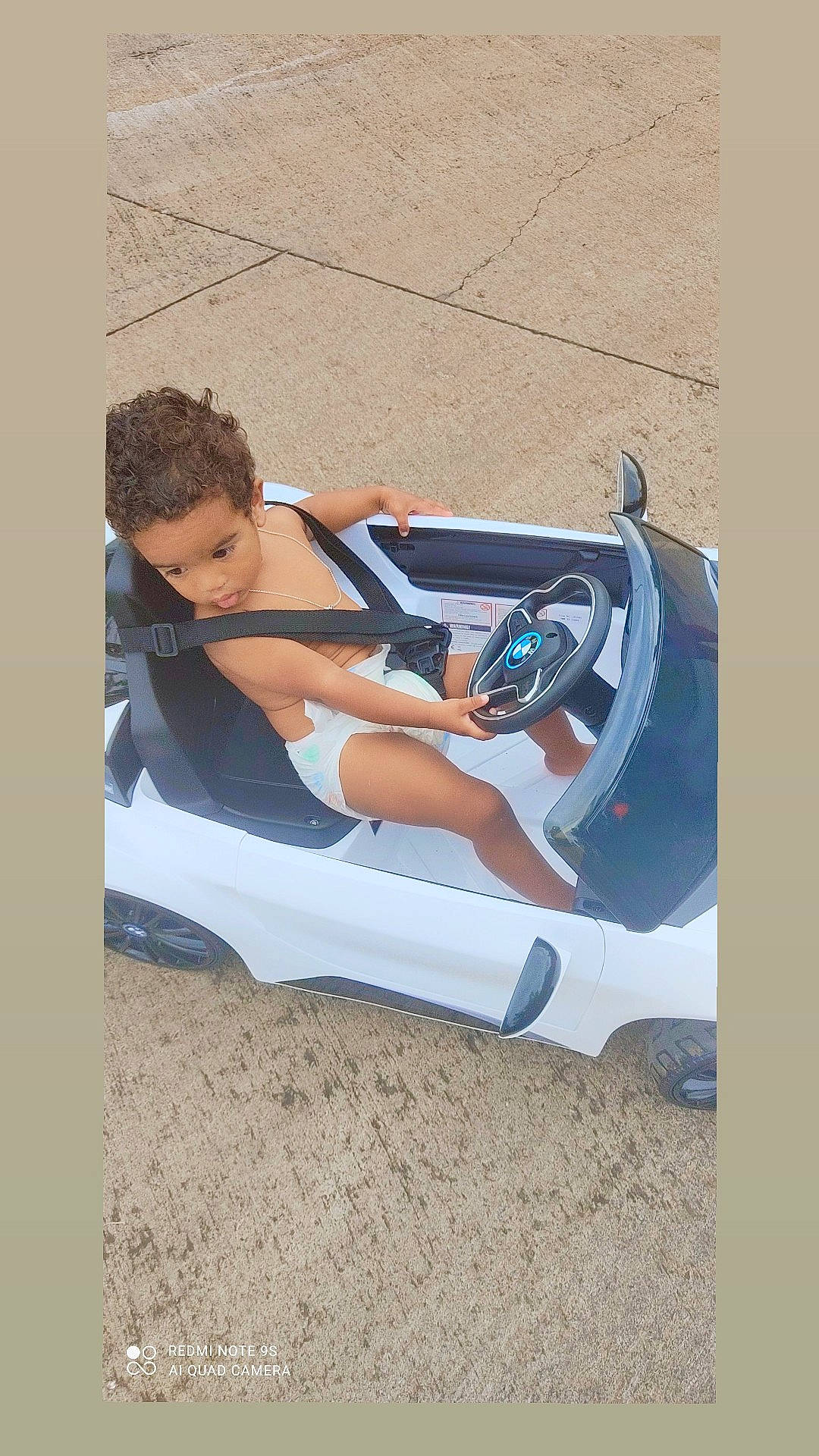 Maëvann a rejoint le concours — aidez-le/la à gagner de superbes lots ! baby, baby_products, baby_toddler_clothing, comfort, elbow, person, product, sand, sun_tanning, sunlounger, swimwear