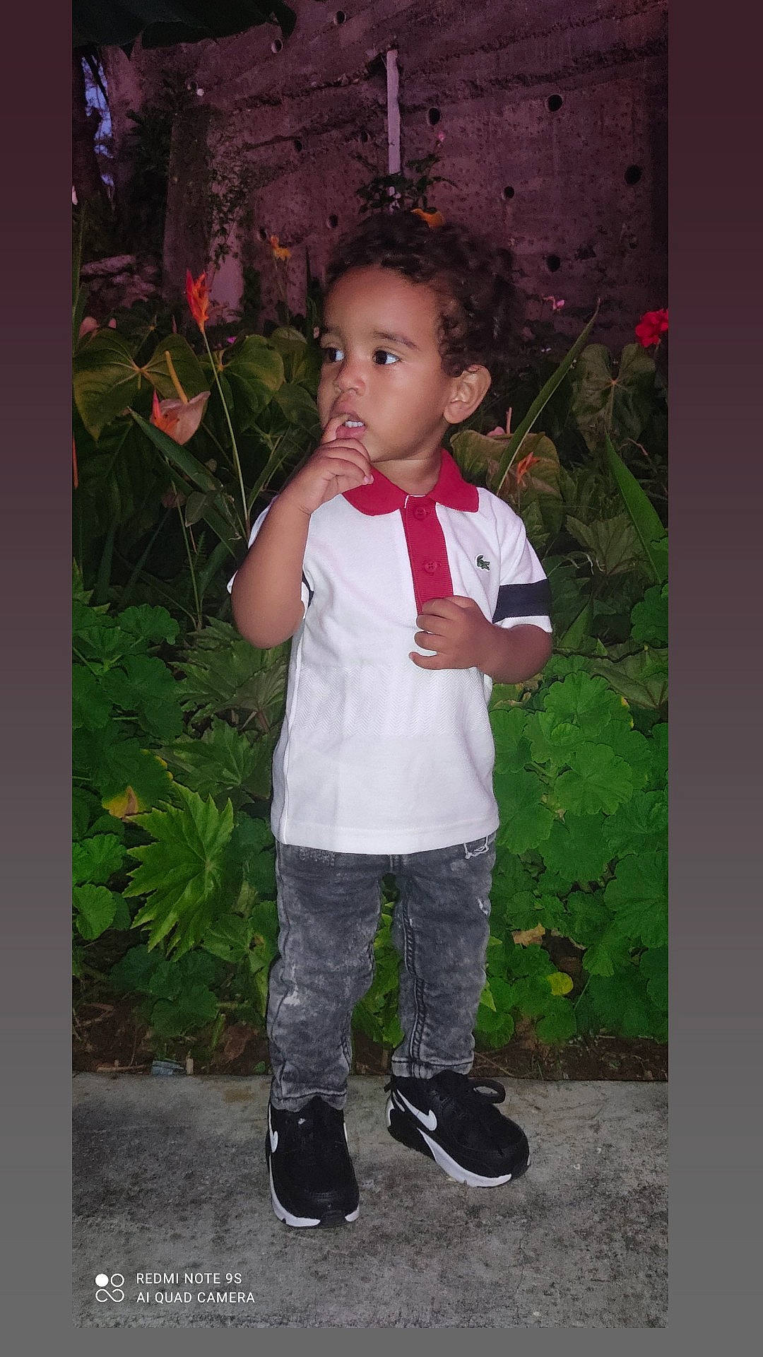 Maëvann participe au concours pour gagner de l'argent avec cette photo : baby, baby_toddler_clothing, child, clothing, outdoor_shoe, person, shoe, sneakers, standing, t_shirt, toddler, walking_shoe