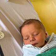 Travys a rejoint le concours — aidez-le/la à gagner de superbes lots ! newborn, baby, sleeping, blanket, hospital_bed, pacifier, knitted_blanket, face, infant, rest, child, indoor, bed, person, cozy, clothing, head, peaceful, wrapped, furniture