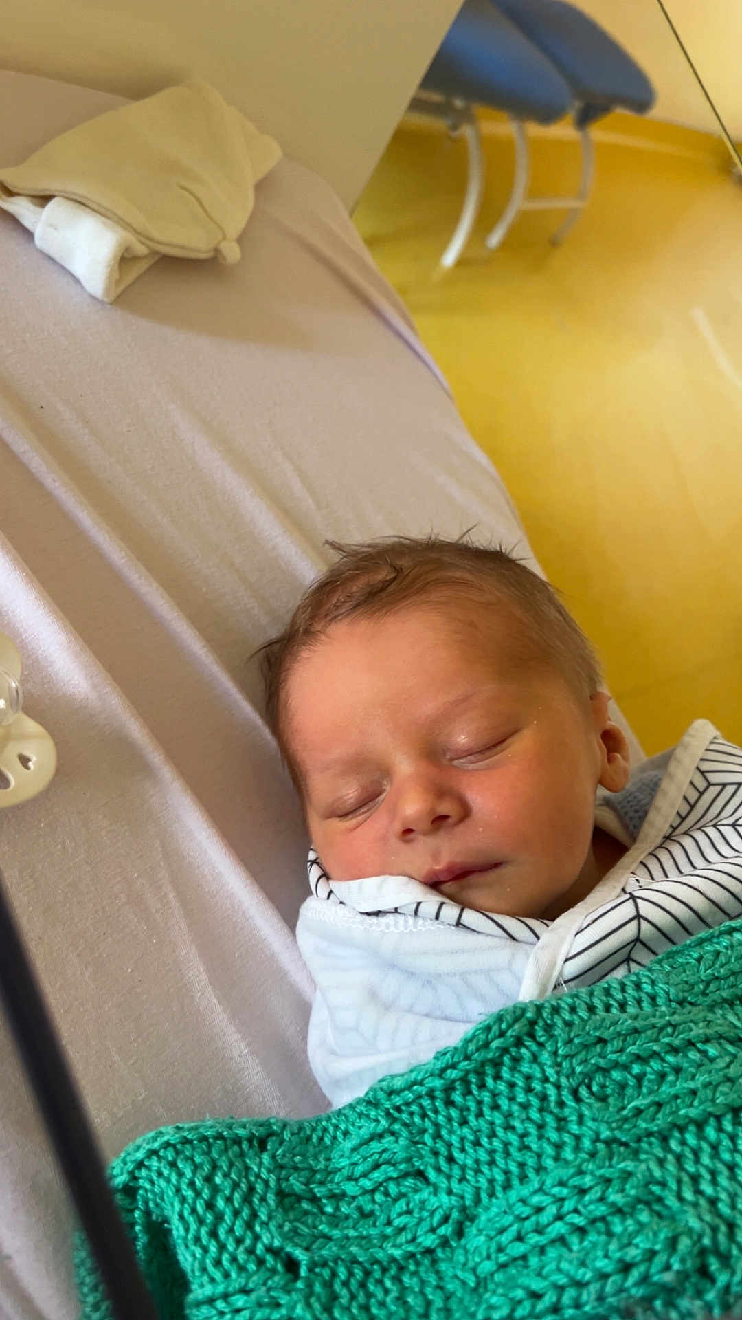 Travys a rejoint le concours — aidez-le/la à gagner de superbes lots ! newborn, baby, sleeping, blanket, hospital_bed, pacifier, knitted_blanket, face, infant, rest, child, indoor, bed, person, cozy, clothing, head, peaceful, wrapped, furniture