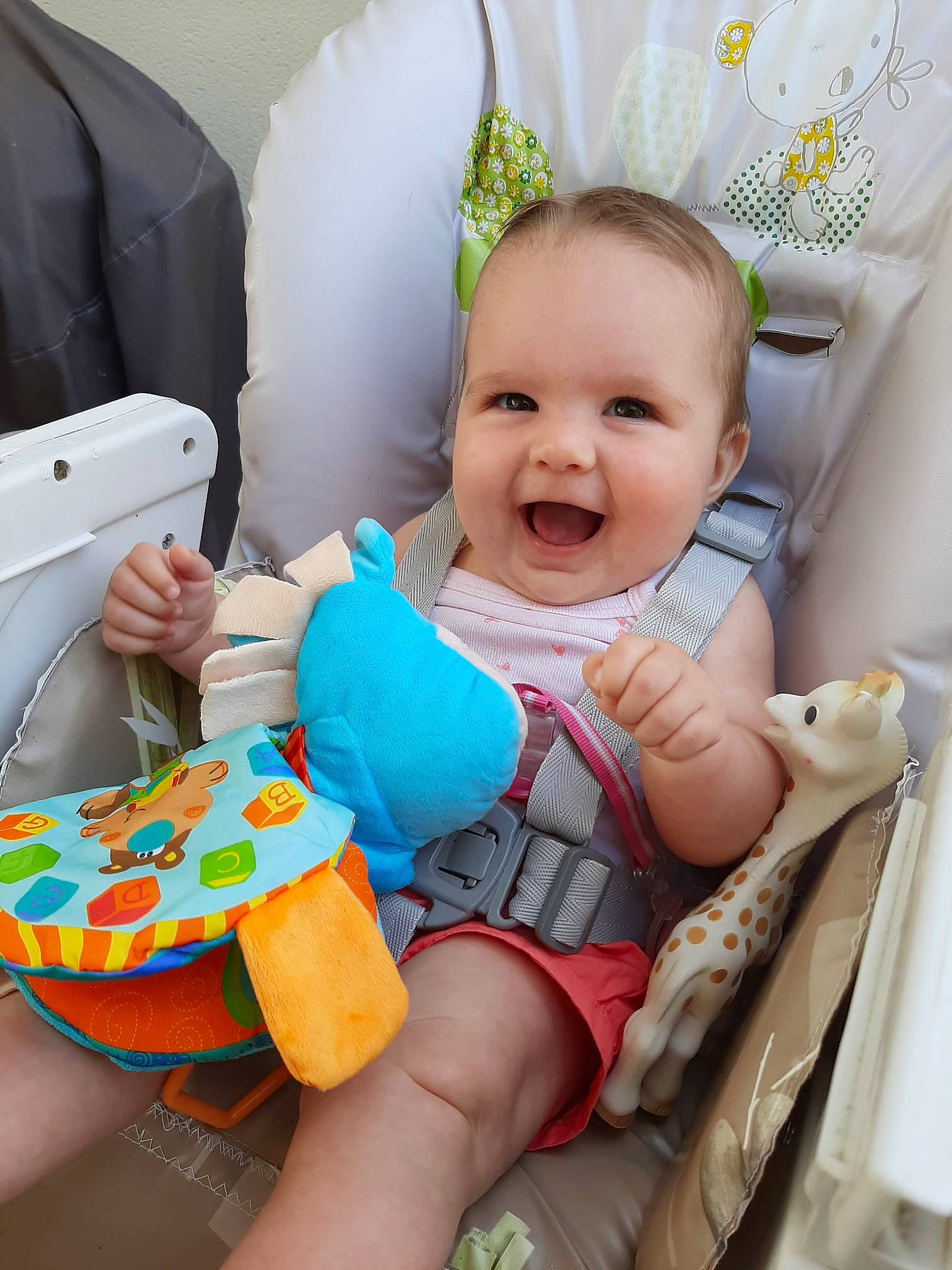 Aeryn a rejoint le concours — aidez-le/la à gagner de superbes lots ! baby, baby_products, baby_toddler_clothing, chair, child, comfort, eye, finger, fun, happy, head, organ, people, person, pink, product, skin, smile, thigh, toddler