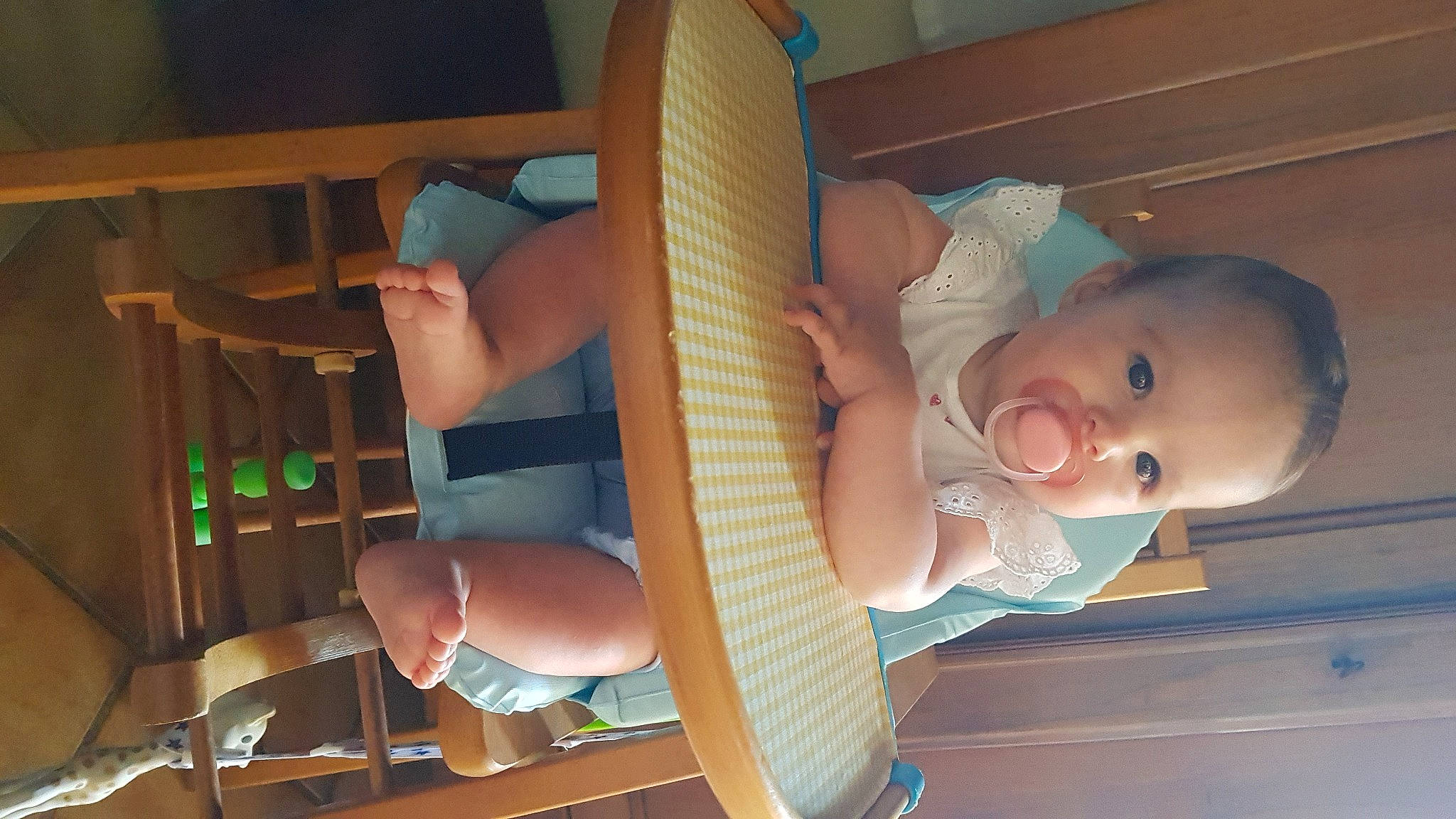 Aeryn participe au concours pour gagner de l'argent avec cette photo : baby, baby_products, baby_safety, baby_toddler_clothing, baby_toys, child, comfort, finger, foot, human_leg, infant_bed, nail, person, room, skin, thigh, thumb, toddler, toy, wood