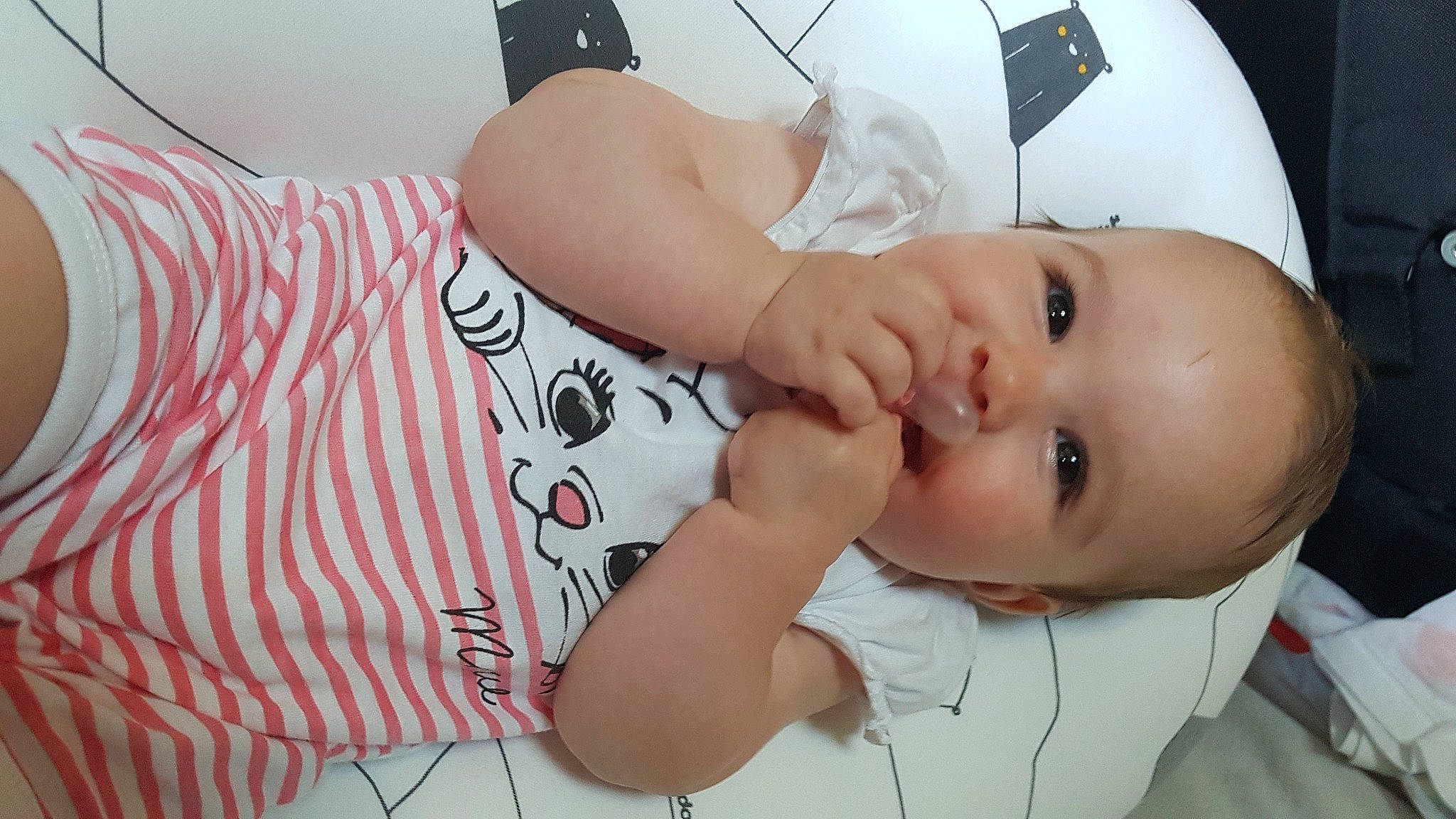 Aeryn a rejoint le concours — aidez-le/la à gagner de superbes lots ! arm, baby, baby_toddler_clothing, cheek, comfort, eyebrow, eyelash, finger, hand, happy, iris, lip, mouth, muscle, neck, nose, person, skin, sleeve, textile