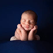 Rafaël a rejoint le concours — aidez-le/la à gagner de superbes lots ! newborn, baby, infant, sleeping, portrait, hands, face, peaceful, dark_background, closeup, skin, cute, resting, tiny, child, soft, studio, calm, posing, newborn_photography