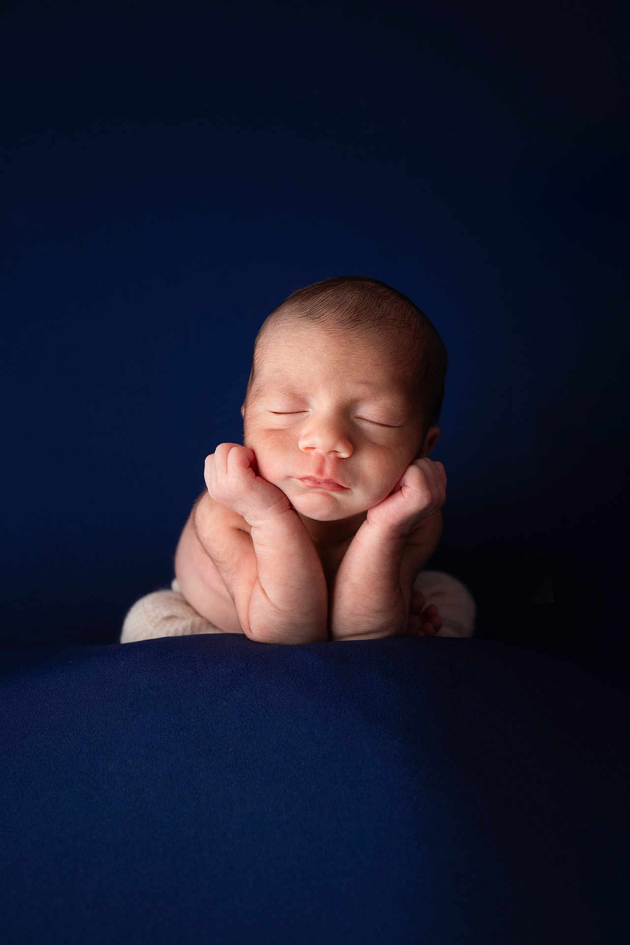 Rafaël a rejoint le concours — aidez-le/la à gagner de superbes lots ! newborn, baby, infant, sleeping, portrait, hands, face, peaceful, dark_background, closeup, skin, cute, resting, tiny, child, soft, studio, calm, posing, newborn_photography