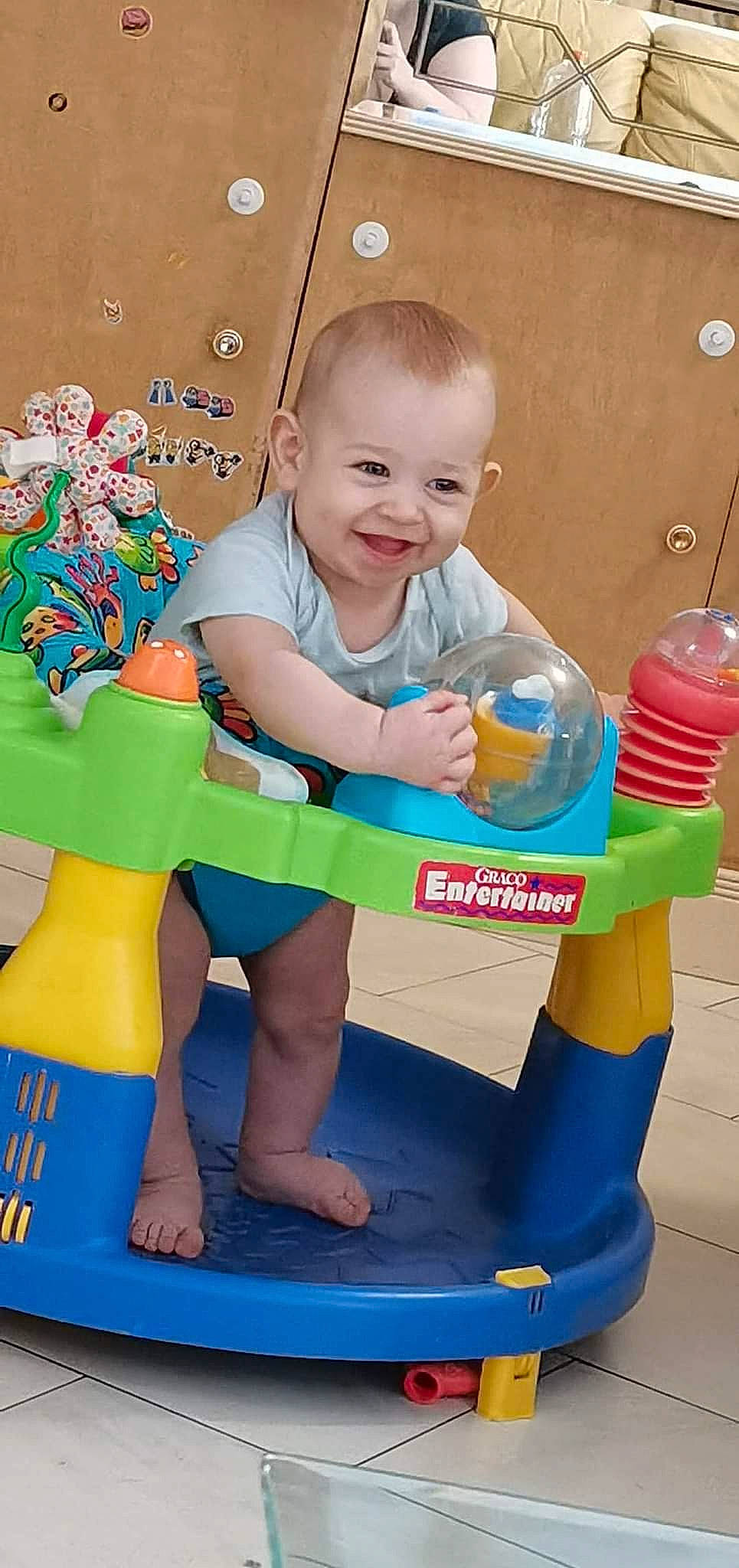 Páolo a rejoint le concours — aidez-le/la à gagner de superbes lots ! baby, baby_bottle, baby_playing_with_toys, baby_products, baby_toddler_clothing, baby_toys, bottle, child, drinkware, fun, happy, joy, leisure, person, plastic, plastic_bottle, play, recreation, sitting, smile