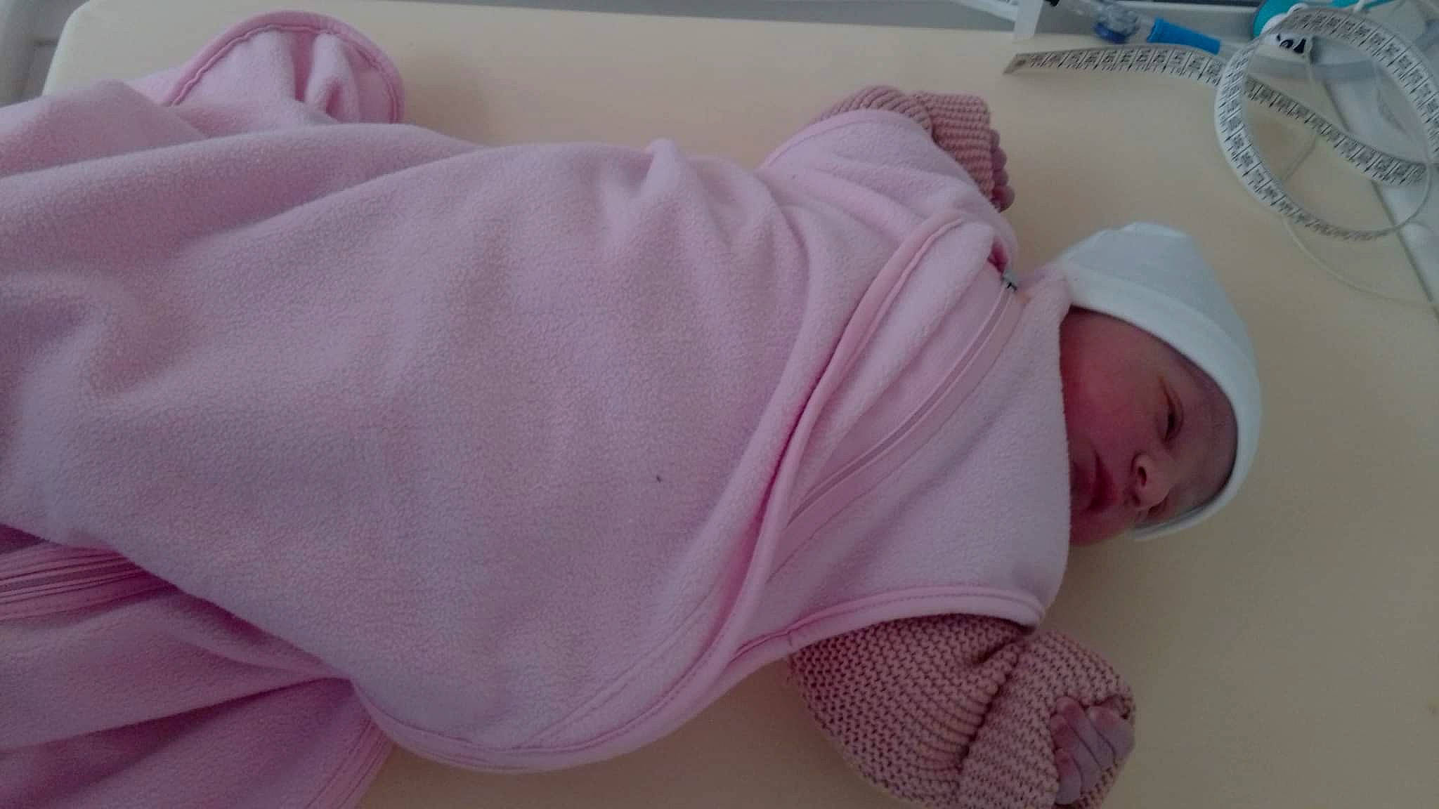 Lucie participe au concours pour gagner de l'argent avec cette photo : baby, baby_products, baby_safety, baby_sleeping, baby_toddler_clothing, bedding, bedtime, child, comfort, headgear, infant_bed, linens, magenta, mechanical_fan, nap, person, pink, skin, sleeve, textile