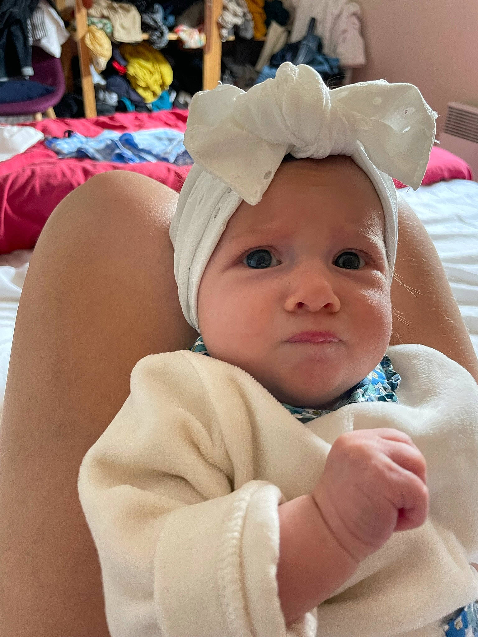 Alienor a rejoint le concours — aidez-le/la à gagner de superbes lots ! baby, baby_products, baby_toddler_clothing, cap, cheek, child, comfort, event, eyelash, fashion_accessory, finger, happy, headgear, headwear, linens, luggage_and_bags, person, shorts, skin, textile