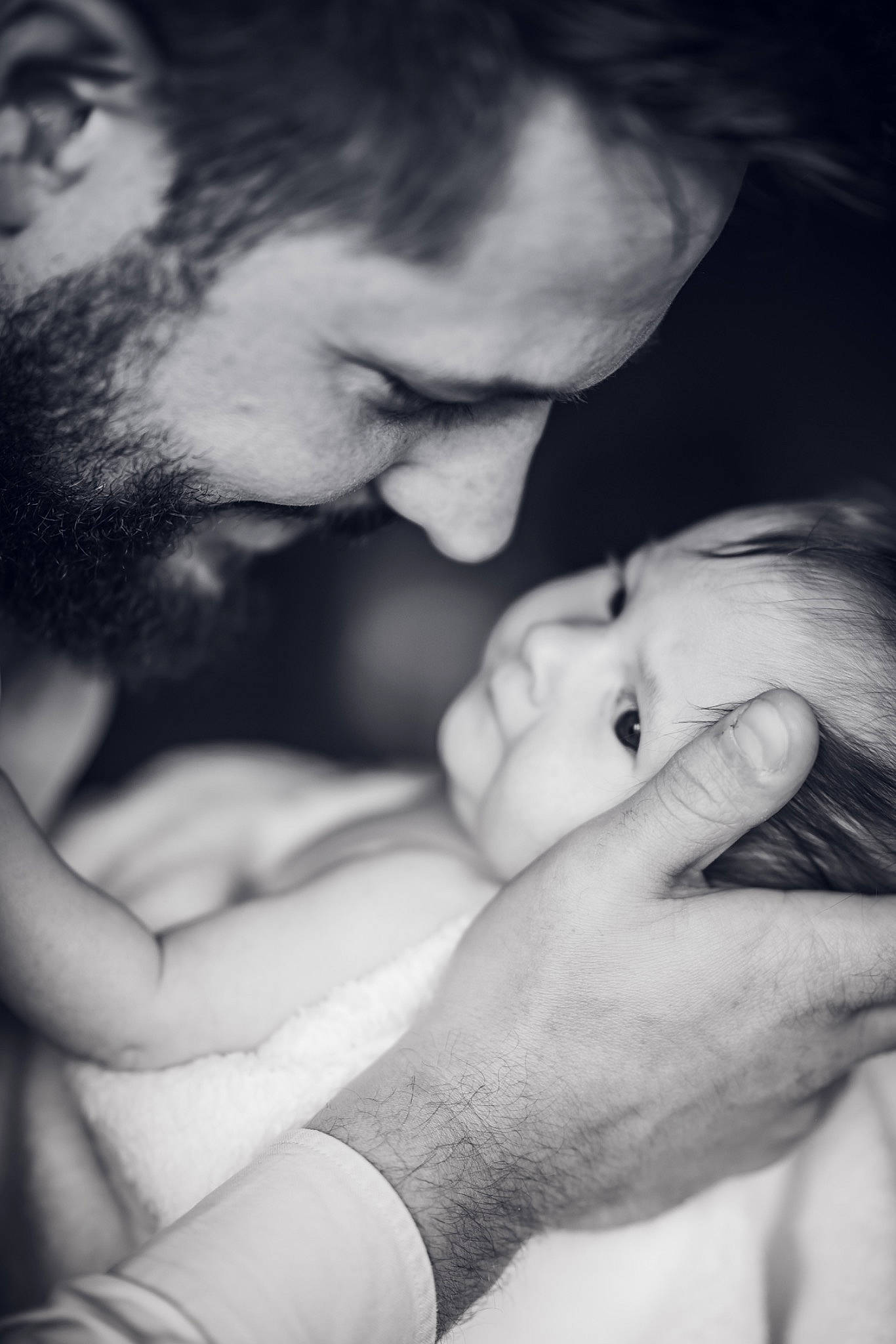 Alienor participe au concours pour gagner de l'argent avec cette photo : arm, black_and_white, cheek, eye, finger, flash_photography, fun, gesture, hand, happy, interaction, lip, mammal, mouth, muscle, nose, person, shoulder, skin, style