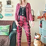 Keyo a rejoint le concours — aidez-le/la à gagner de superbes lots ! woman, dog, leash, indoor, plaid_pants, glasses, necklace, couch, pillow, wall_decor, sitting, floor, shelf, bag, wood_floor, pet, casual_clothing, attention, home, footwear