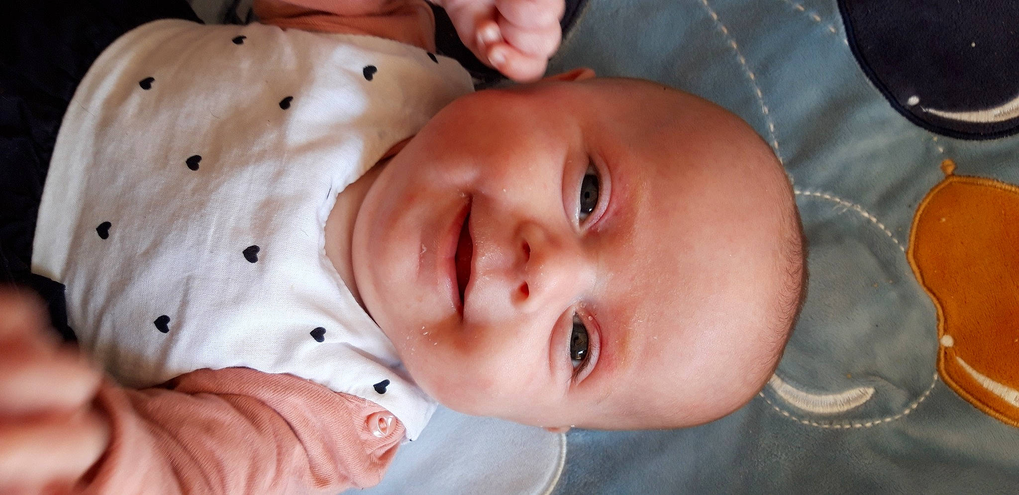 Naélly a rejoint le concours — aidez-le/la à gagner de superbes lots ! baby, baby_toddler_clothing, cheek, chin, clothing, comfort, finger, forehead, hand, happy, iris, joy, lip, mouth, nose, organ, person, skin, sleeve, smile