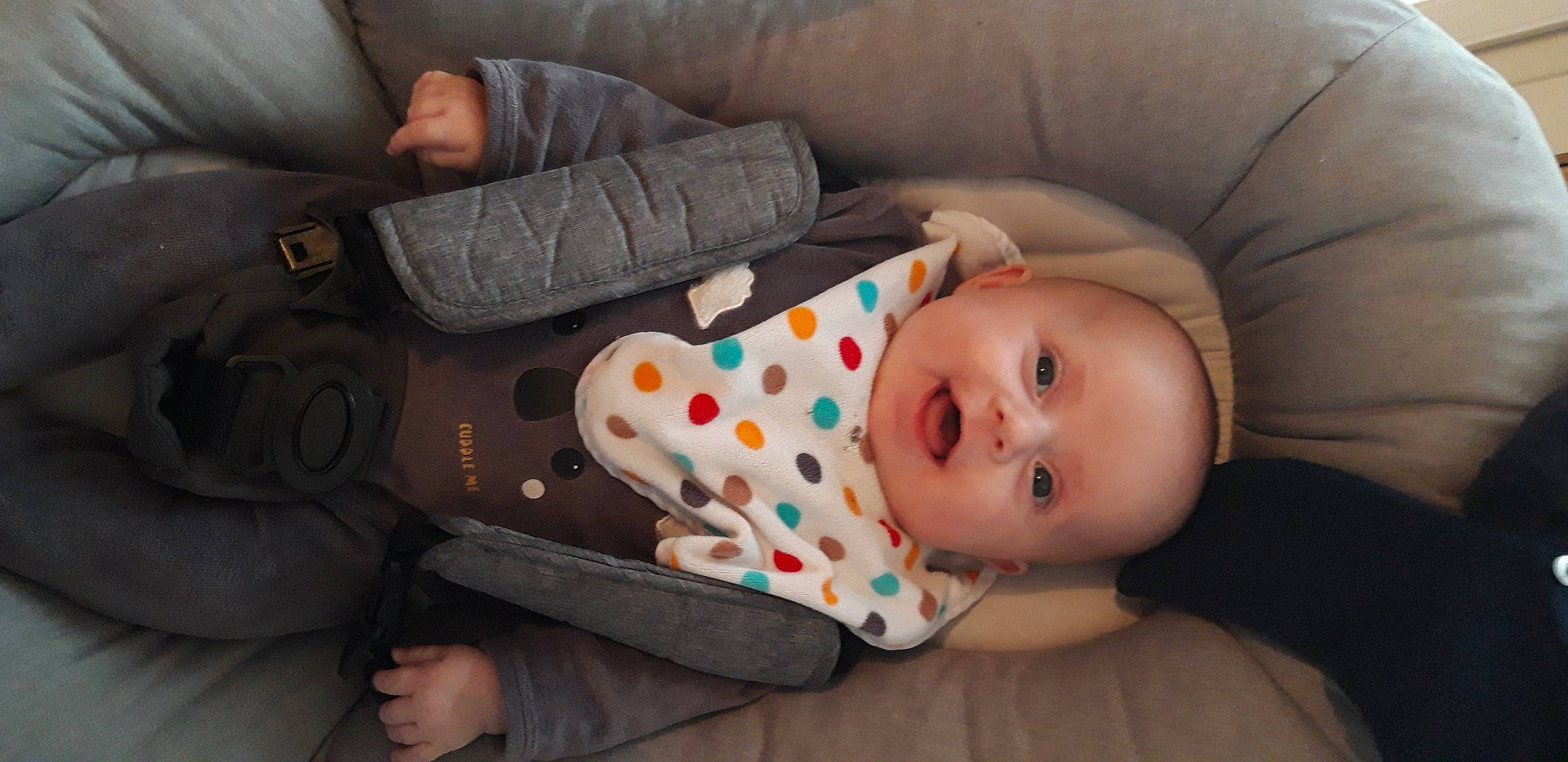 Naélly participe au concours pour gagner de l'argent avec cette photo : baby, baby_products, baby_toddler_clothing, cheek, child, comfort, couch, linens, lip, mouth, nose, pattern, person, personal_protective_equipment, product, room, sitting, skin, sleeve, toddler