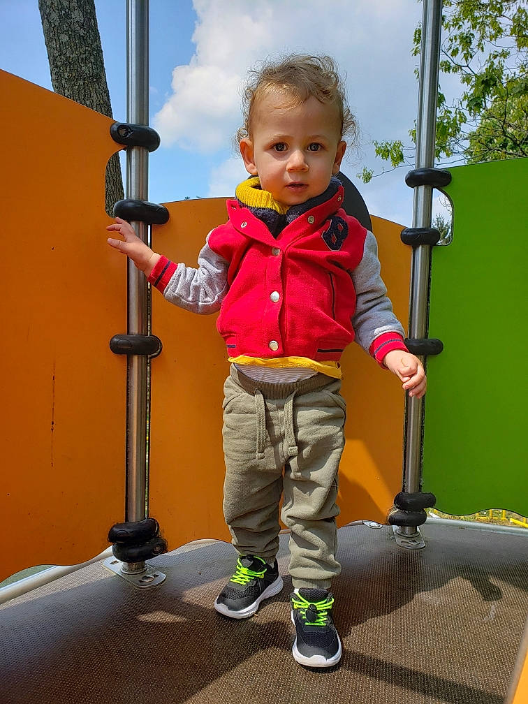 Sohan a rejoint le concours — aidez-le/la à gagner de superbes lots ! baby, child, city, cloud, electric_blue, fun, grass, happy, jacket, leisure, outdoor_play_equipment, people_in_nature, person, play, recreation, sky, swing, toddler, travel, tree