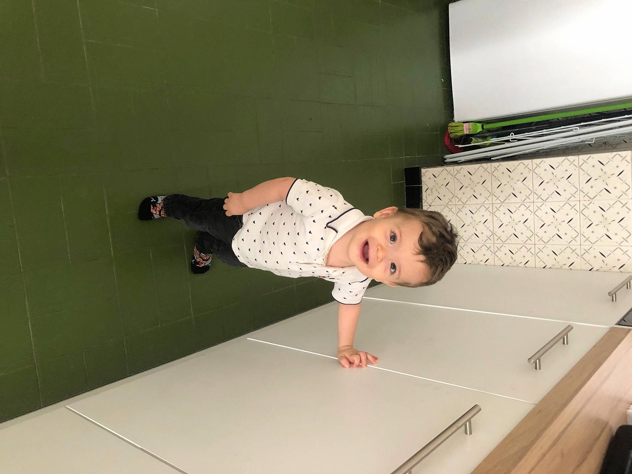 Kayron a rejoint le concours — aidez-le/la à gagner de superbes lots ! baby_toddler_clothing, balance, ceiling, child, comfort, display_device, flooring, fun, hardwood, home_appliance, joy, knee, led_backlit_lcd_display, person, recreation, room, television, television_set, toddler, wood