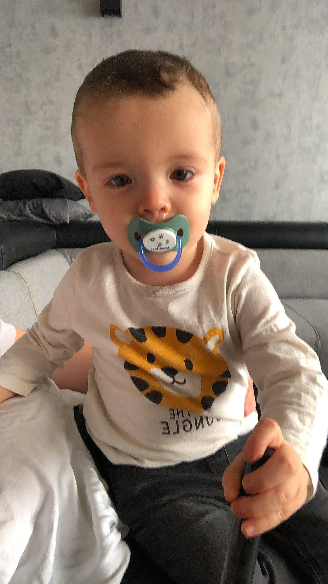 Kayron participe au concours pour gagner de l'argent avec cette photo : arm, baby, baby_toddler_clothing, cheek, child, comfort, cool, elbow, eyelash, facial_expression, fun, happy, long_sleeved_t_shirt, mouth, neck, person, sitting, sleeve, smile, t_shirt