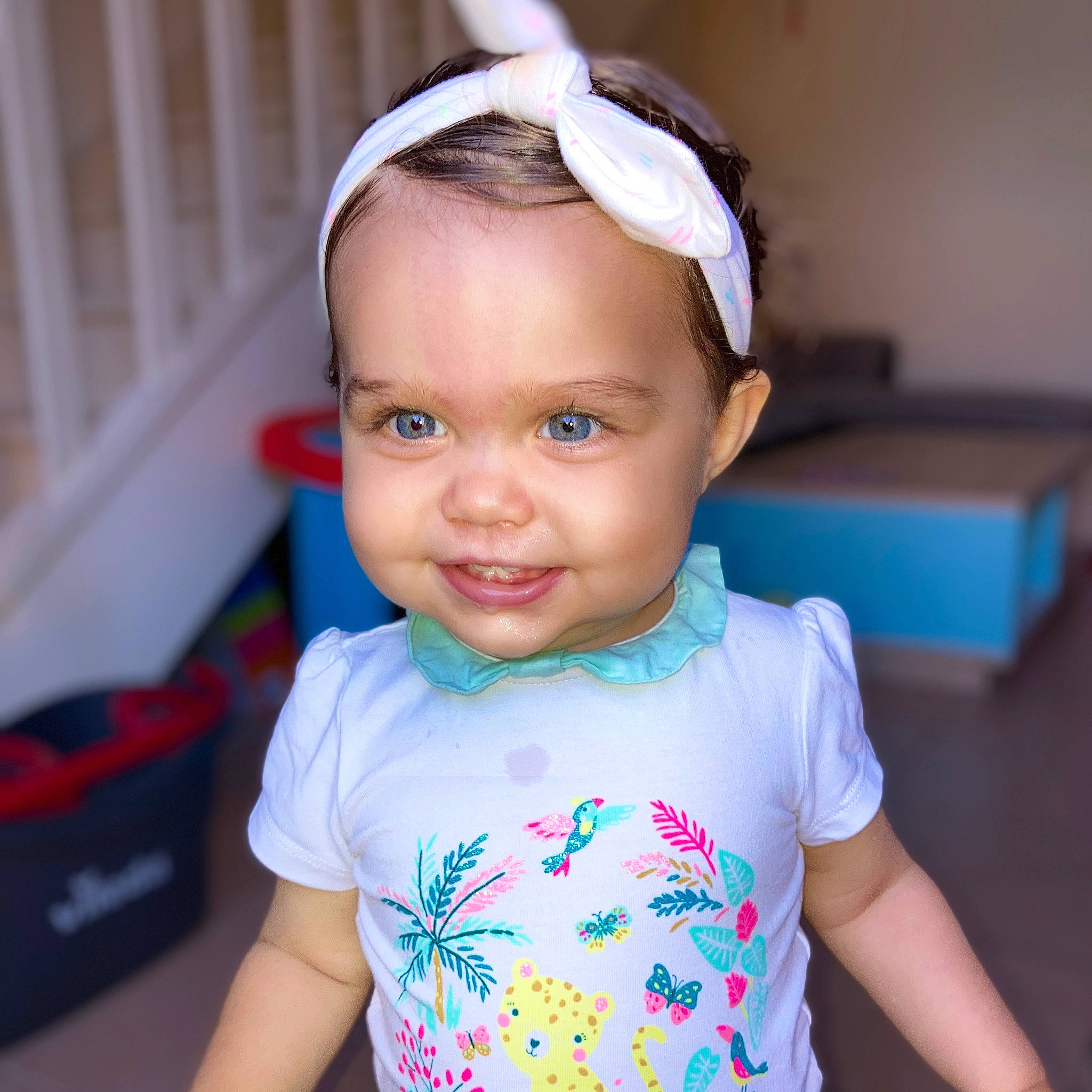 Mia participe au concours pour gagner de l'argent avec cette photo : azure, baby_toddler_clothing, cheek, child, cool, electric_blue, eyelash, facial_expression, fun, happy, head, iris, joy, neck, person, pink, skin, sleeve, smile, standing