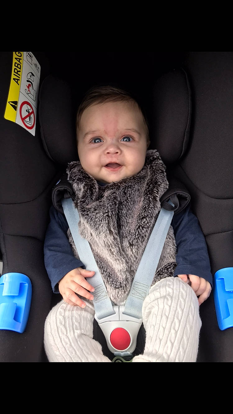 Mia a rejoint le concours — aidez-le/la à gagner de superbes lots ! auto_part, baby, baby_carriage, baby_in_car_seat, car_seat, child, family_car, fun, person, product, seat_belt, toddler