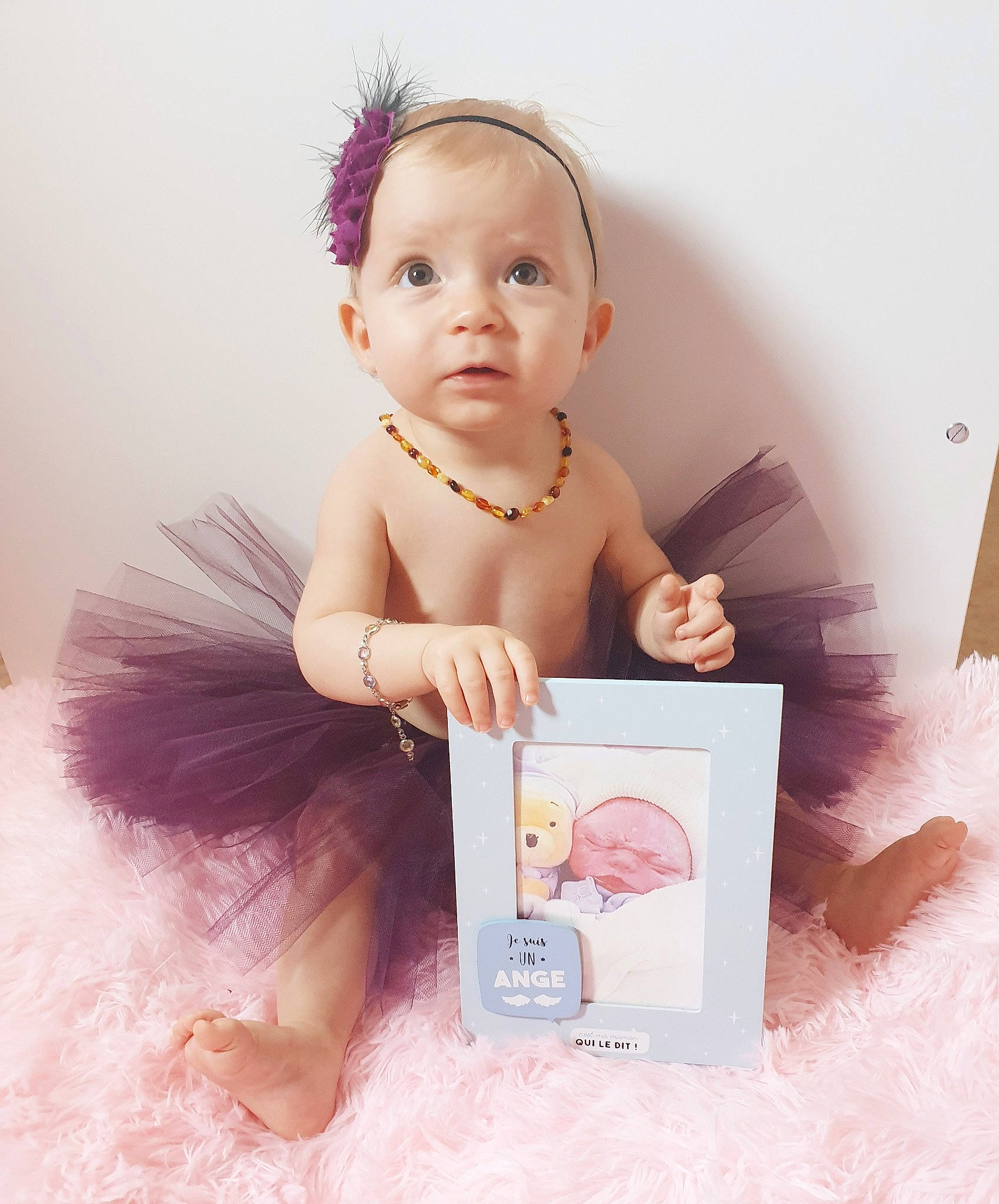 Maely a rejoint le concours — aidez-le/la à gagner de superbes lots ! baby, brown_hair, child, eye, face, fashion_accessory, hair_accessory, head, headpiece, iris, person, photography, pink, product, skin, toddler