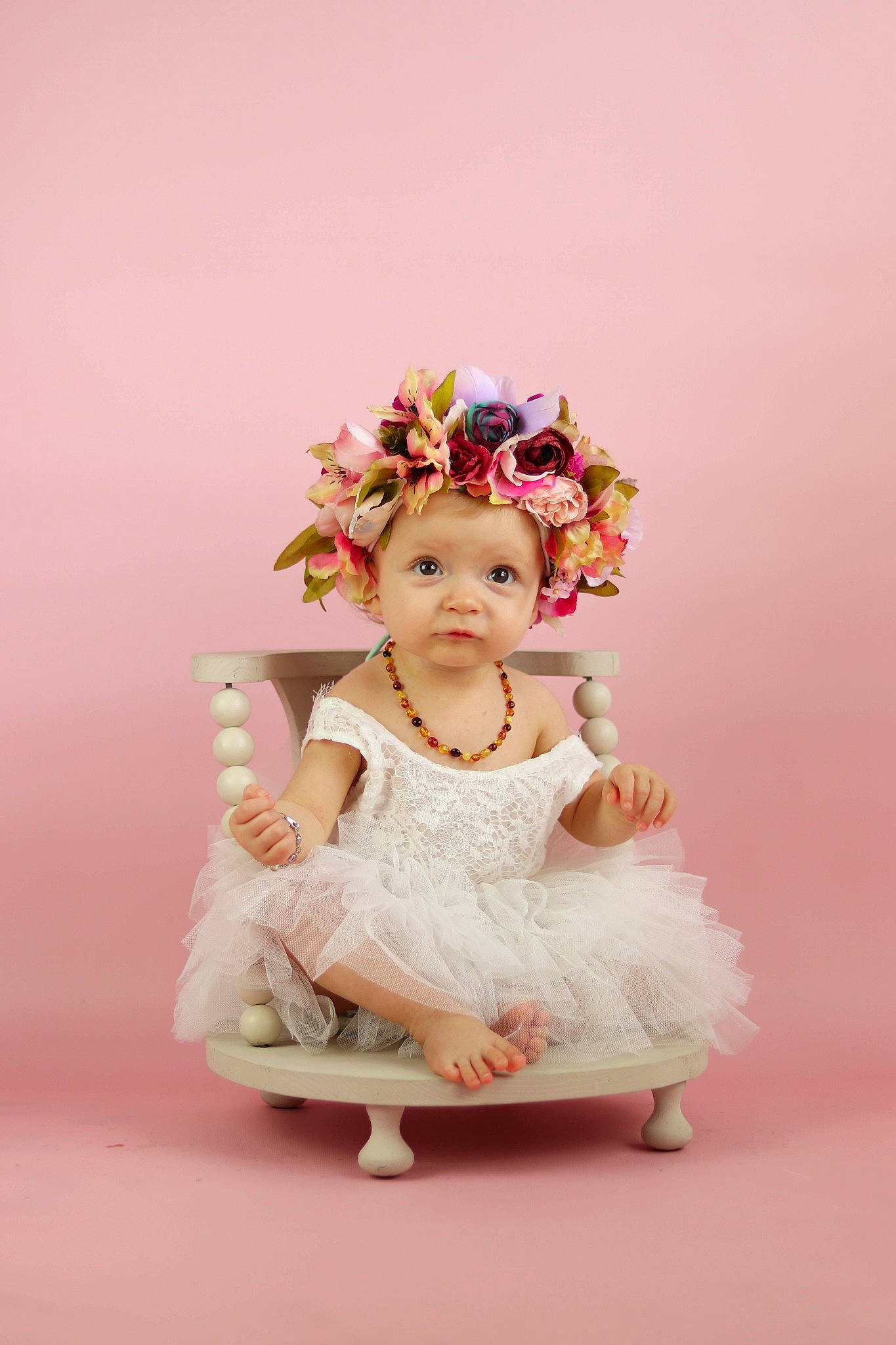 Maely participe au concours pour gagner de l'argent avec cette photo : baby, child, child_model, costume, crown, dress, fashion_accessory, flower_girl, hair_accessory, happy, headgear, headpiece, person, photo_shoot, photography, pink, plant, sitting, smile, toddler