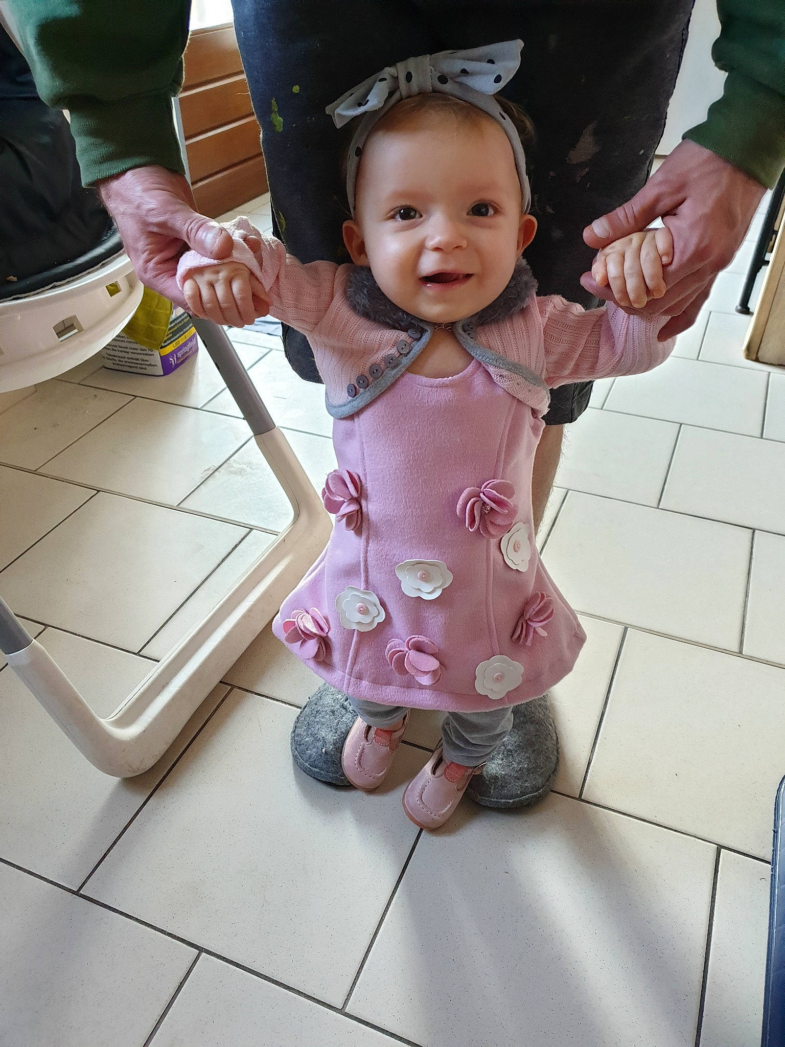 Maely participe au concours pour gagner de l'argent avec cette photo : baby, child, daughter, floor, person, skin, toddler