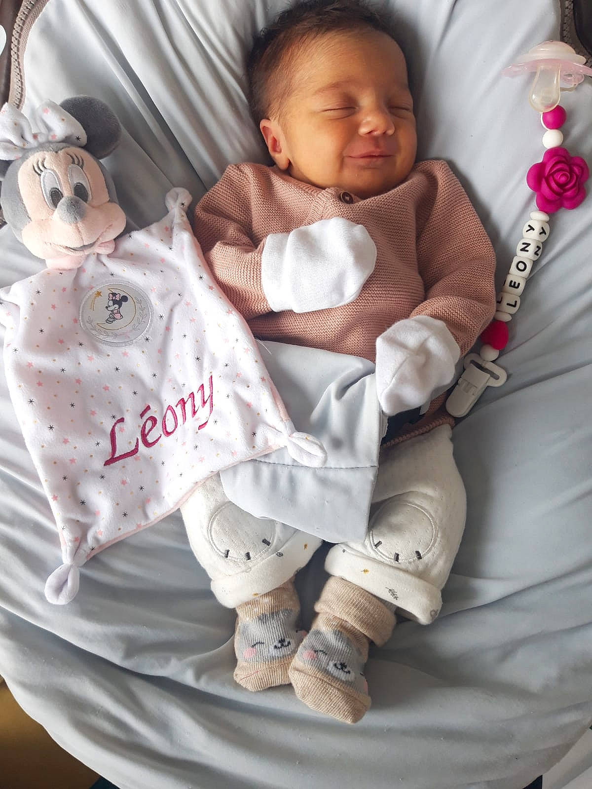 Léony participe au concours pour gagner de l'argent avec cette photo : baby, baby_products, baby_sleeping, baby_toddler_clothing, bag, bedding, child, comfort, fur, happy, head, jewellery, linens, pattern, person, product, room, sitting, sleeve, toddler