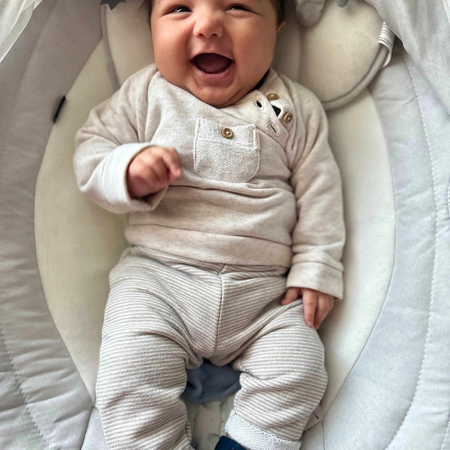 Izem a rejoint le concours — aidez-le/la à gagner de superbes lots ! adorable, baby, baby_accessories, baby_seat, candid, casual_wear, child, comfort, cozy_clothing, cute, happy, indoor, infancy, infant, lying_down, plush_toys, portrait, smiling, soft_texture, young_child