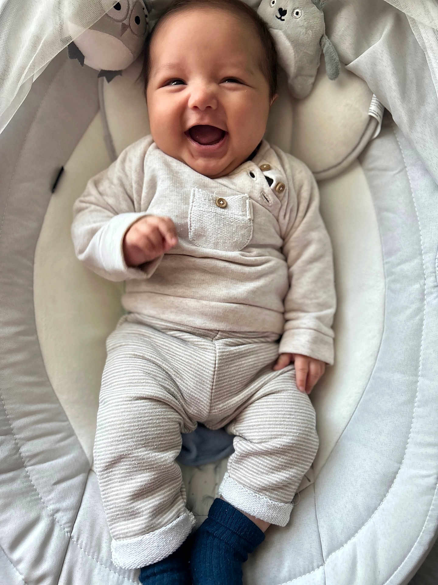 Izem a rejoint le concours — aidez-le/la à gagner de superbes lots ! baby, smiling, infant, cozy_clothing, plush_toys, baby_seat, cute, happy, child, portrait, indoor, soft_texture, casual_wear, lying_down, adorable, young_child, comfort, baby_accessories, infancy, candid