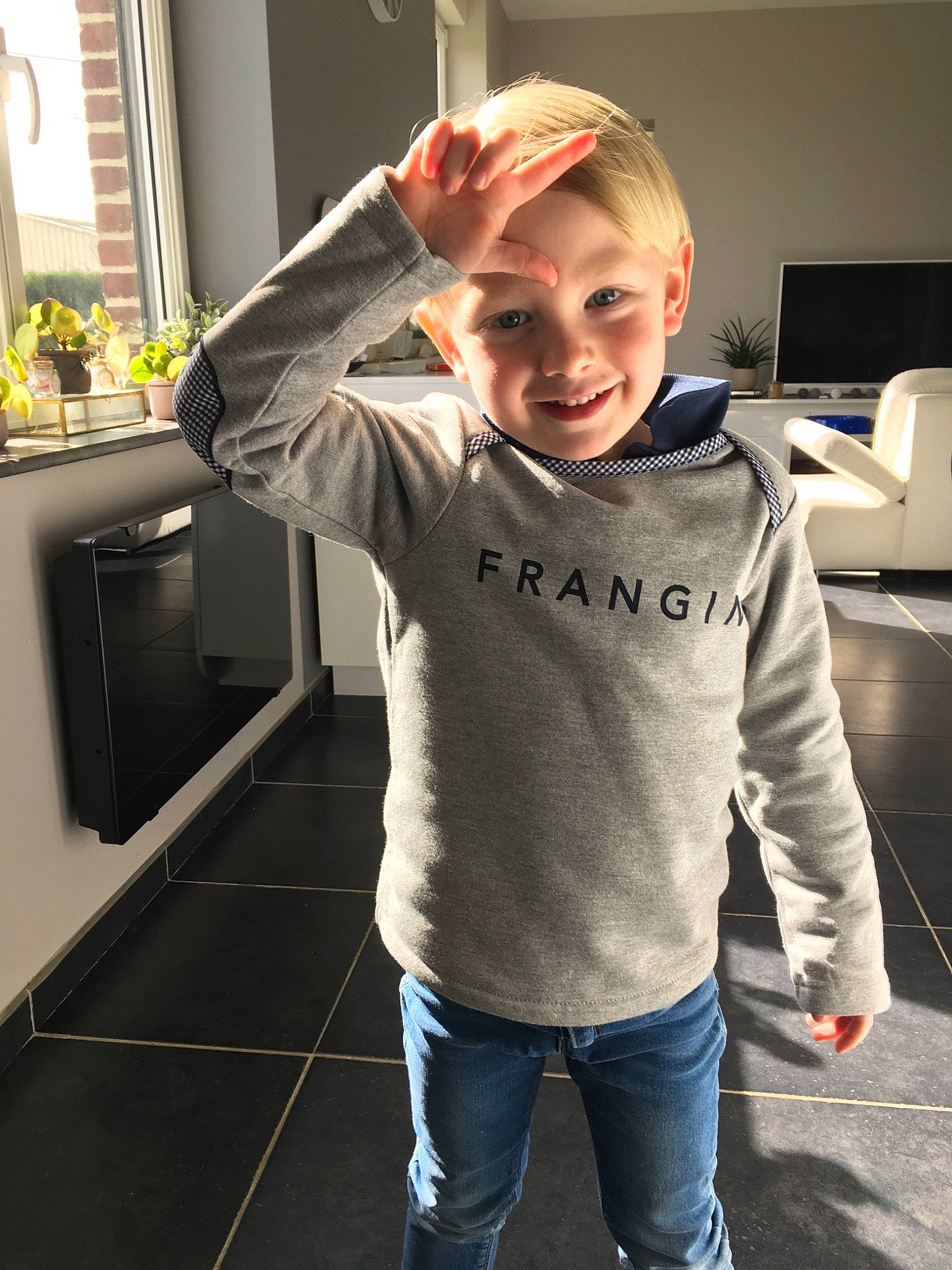 Henri participe au concours pour gagner de l'argent avec cette photo : blond, cheek, child, cool, hair, hairstyle, hoodie, jacket, jeans, joint, joy, male, outerwear, person, shoulder, sleeve, smile, standing, t_shirt, toddler