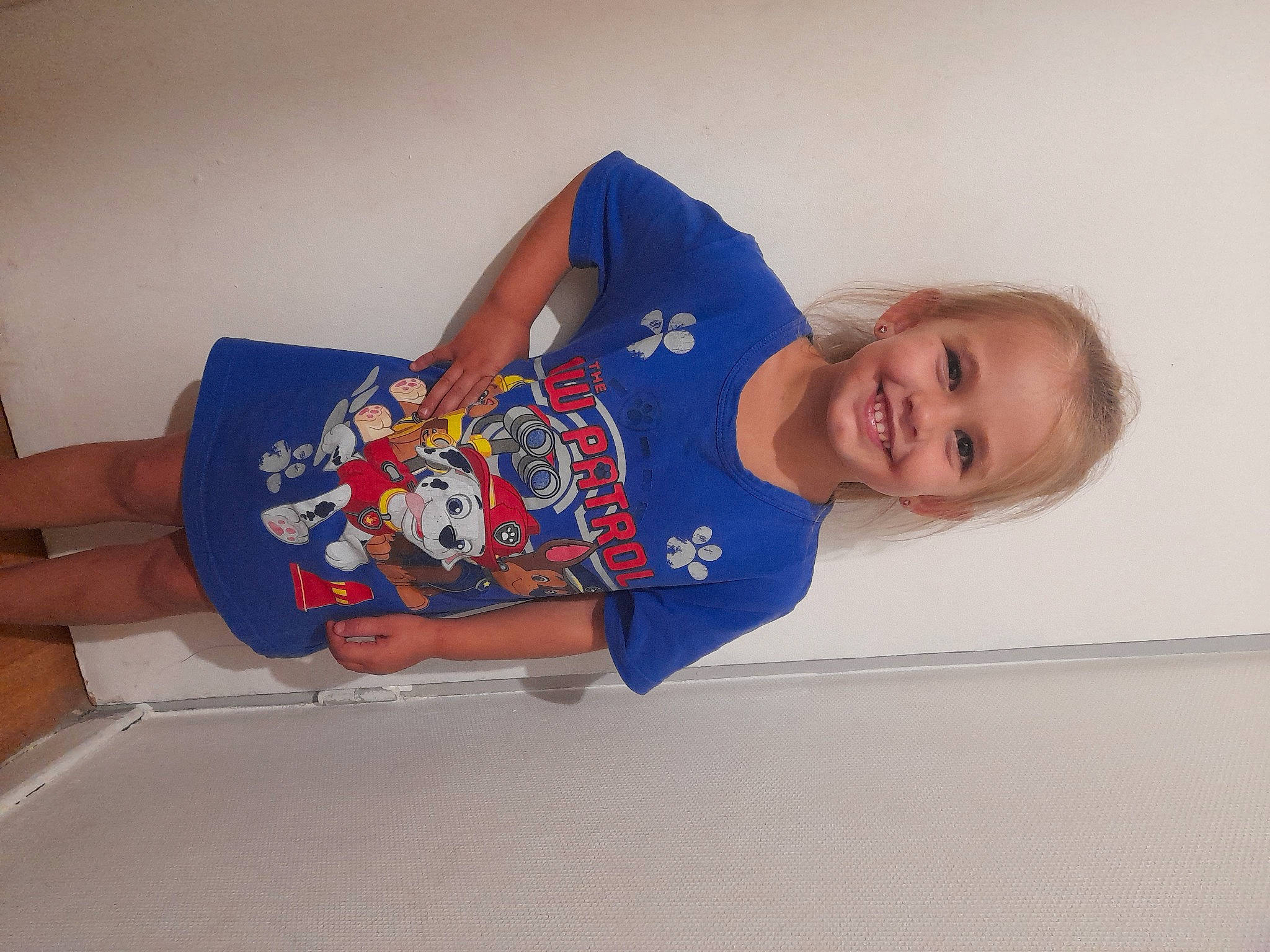 Giulia participe au concours pour gagner de l'argent avec cette photo : baby_toddler_clothing, child, comfort, elbow, electric_blue, flooring, fun, happy, joy, knee, pattern, person, sitting, sleeve, smile, t_shirt, thigh, toddler, wrist