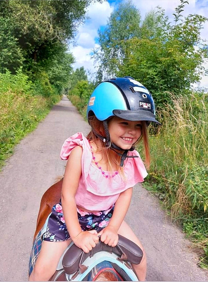 Giulia participe au concours pour gagner de l'argent avec cette photo : bicycle_helmet, bicycles_equipment_and_supplies, cloud, electric_blue, fun, happy, headgear, headwear, helmet, joy, leisure, outdoor_recreation, people_in_nature, person, personal_protective_equipment, plant, recreation, shorts, sky, smile