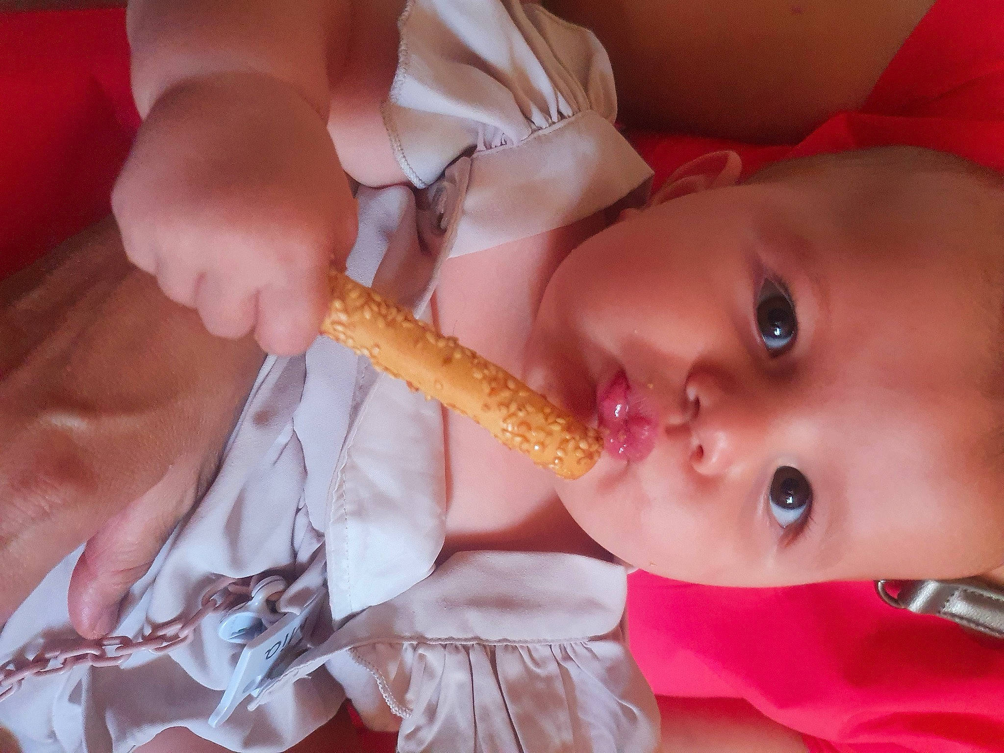 Mia a rejoint le concours — aidez-le/la à gagner de superbes lots ! baby, cheek, cuisine, eye, eyelash, face, finger, food, fun, happy, hat, junk_food, lip, mouth, nose, orange, person, pink, skin, tableware