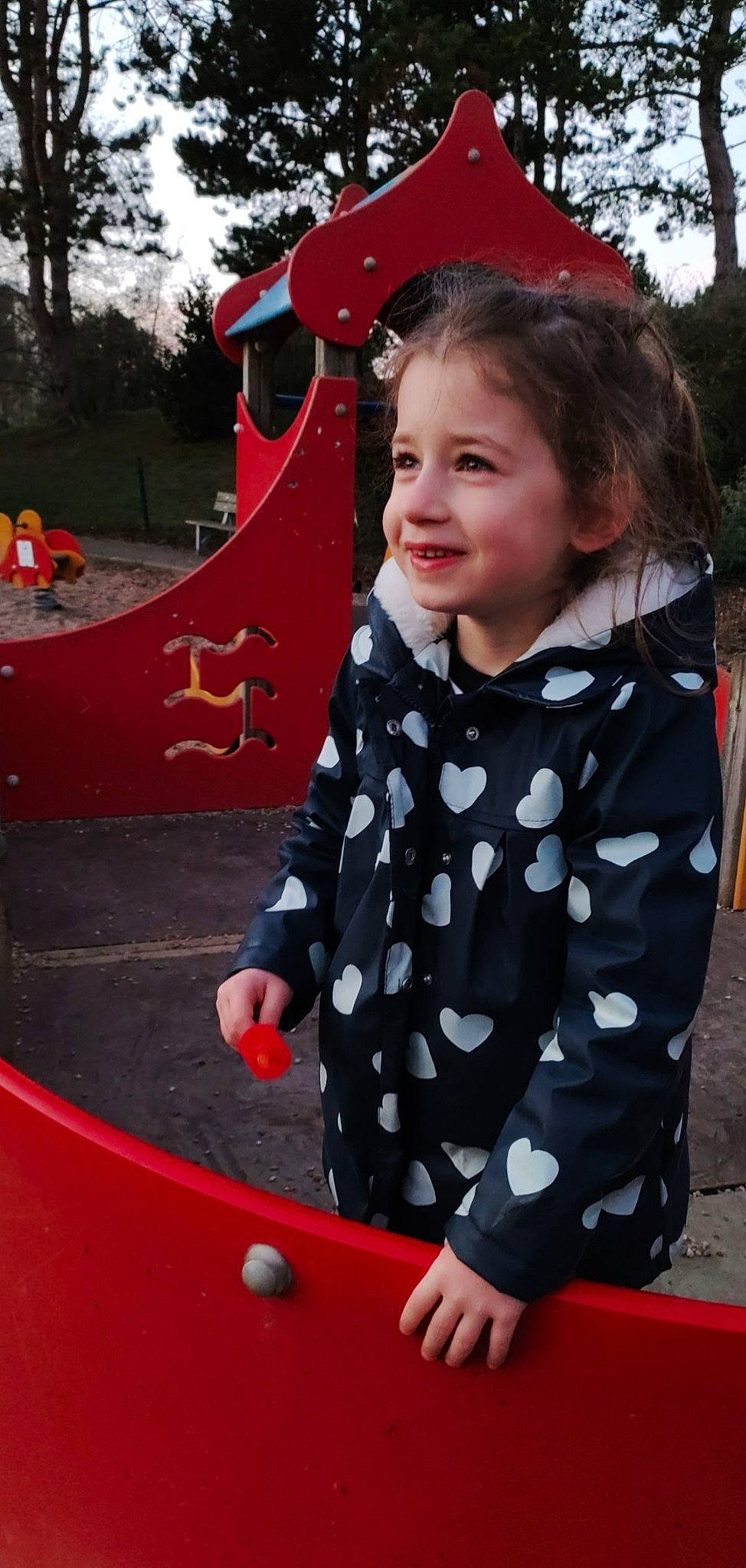 Lola participe au concours pour gagner de l'argent avec cette photo : child, city, fun, grass, happy, indoor_games_and_sports, joy, leisure, outdoor_play_equipment, pattern, person, play, playground, playground_slide, recreation, sitting, smile, toddler, tree