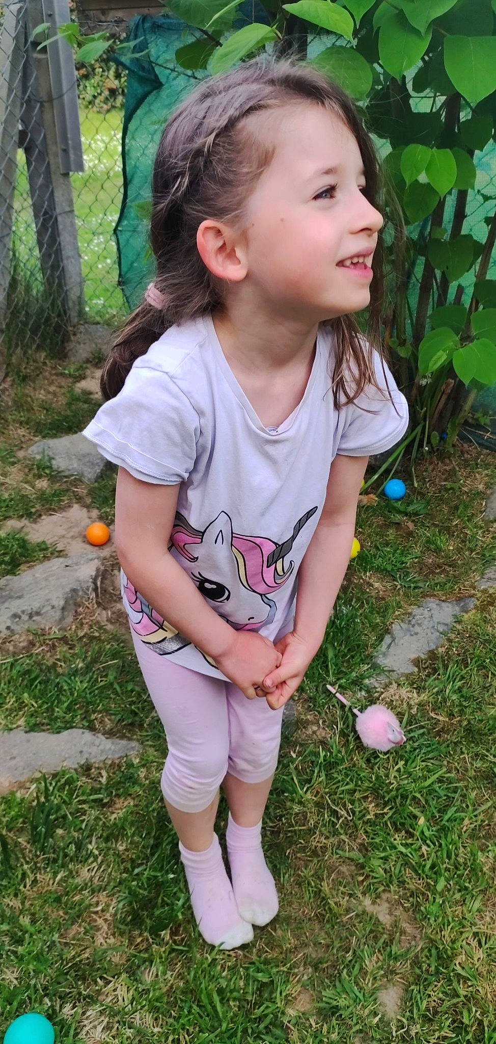 Lola participe au concours pour gagner de l'argent avec cette photo : baby_toddler_clothing, child, fun, garden, grass, hairstyle, happy, joy, pattern, person, plant, play, recreation, shorts, sleeve, smile, sock, soil, t_shirt, toddler