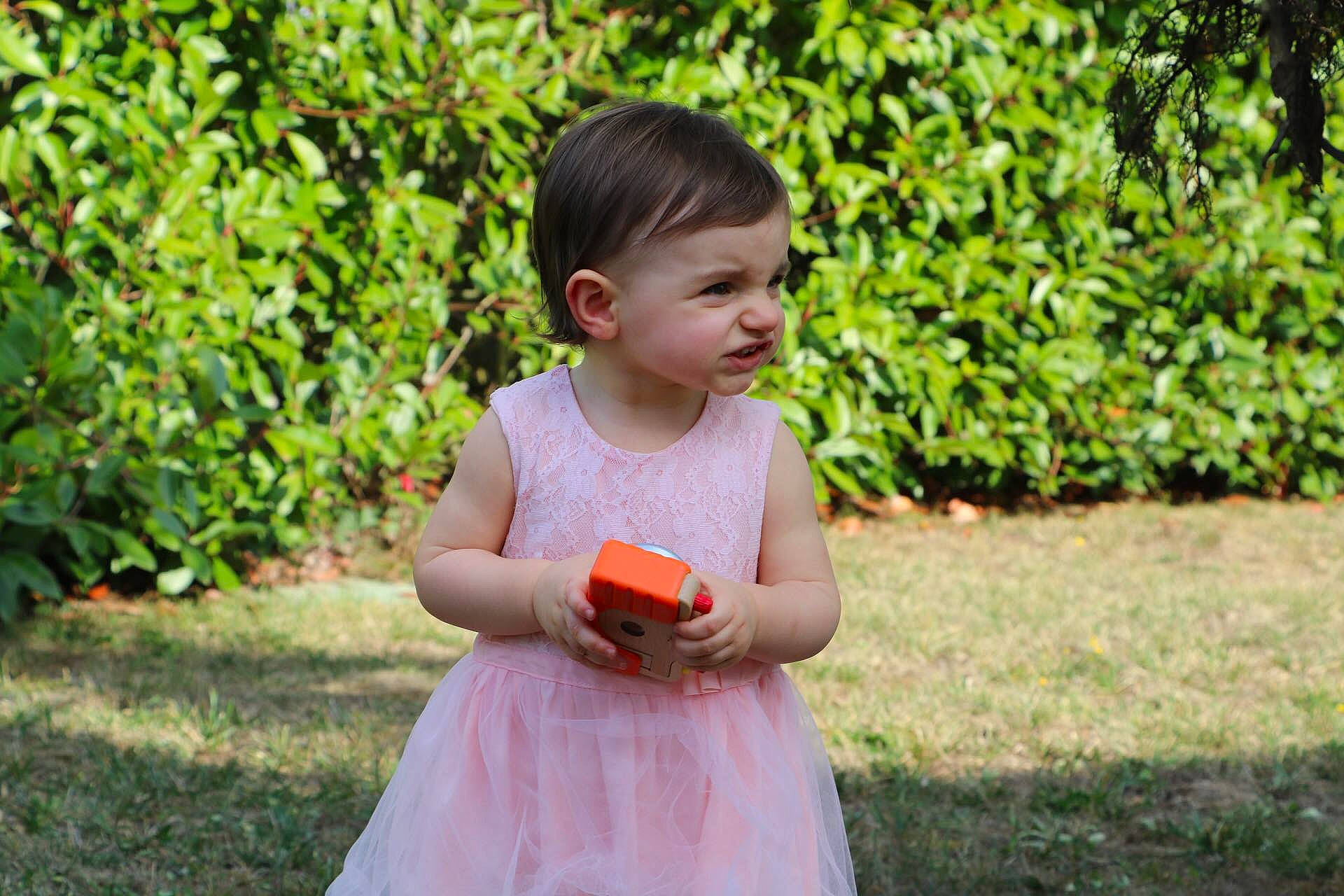 Mya a rejoint le concours — aidez-le/la à gagner de superbes lots ! baby, child, dress, finger, grass, happy, person, photograph, photography, plant, play, summer, toddler, vacation