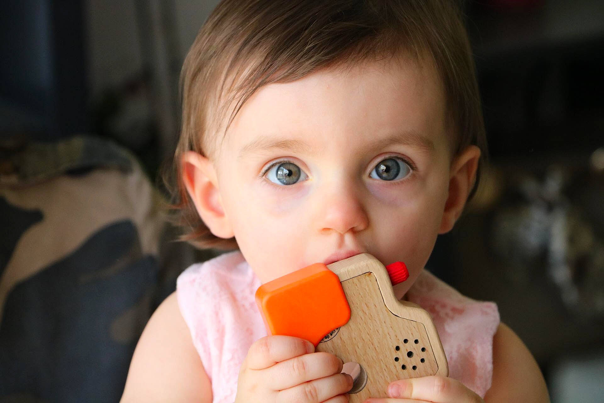 Mya participe au concours pour gagner de l'argent avec cette photo : baby, brown_hair, child, child_model, ear, eye, face, hand, neck, nose, person, photography, play, skin, toddler
