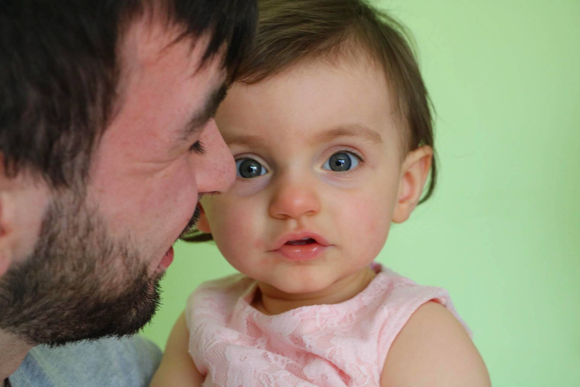 Mya participe au concours pour gagner de l'argent avec cette photo : baby, cheek, child, chin, close_up, ear, eye, face, forehead, happy, head, interaction, iris, lip, mother, mouth, nose, person, skin, smile