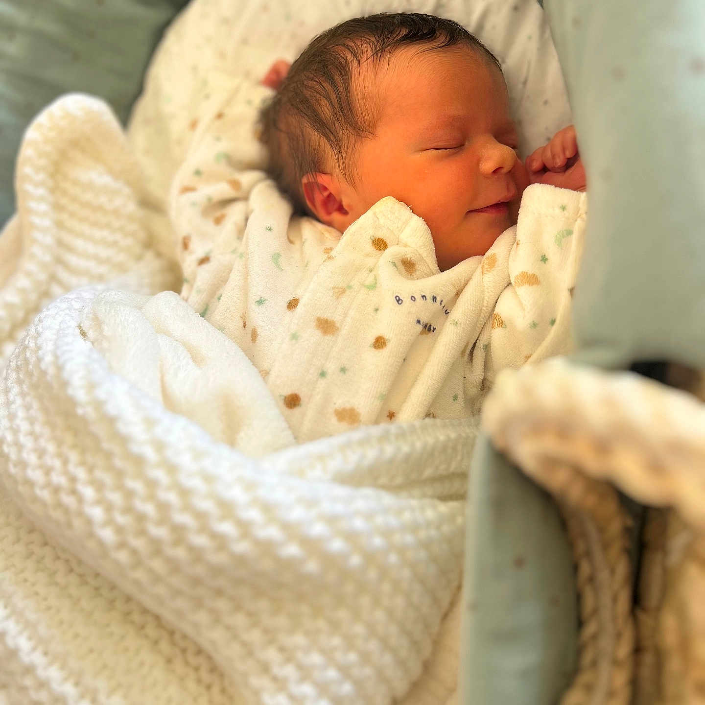 Alma a rejoint le concours — aidez-le/la à gagner de superbes lots ! baby, blanket, child, closeup, comfort, cozy, cute, face, indoors, infant, knitted, newborn, onesie, peaceful, portrait, resting, sleeping, smile, soft, warm