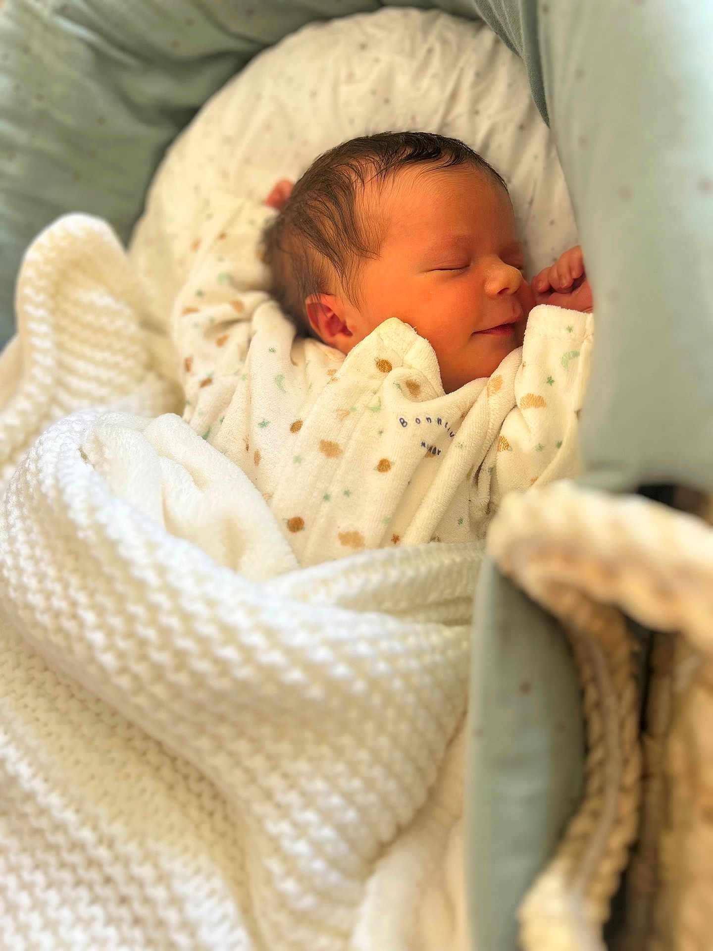 Alma a rejoint le concours — aidez-le/la à gagner de superbes lots ! newborn, baby, sleeping, blanket, onesie, cozy, soft, infant, cute, peaceful, resting, face, portrait, child, warm, knitted, comfort, smile, indoors, closeup