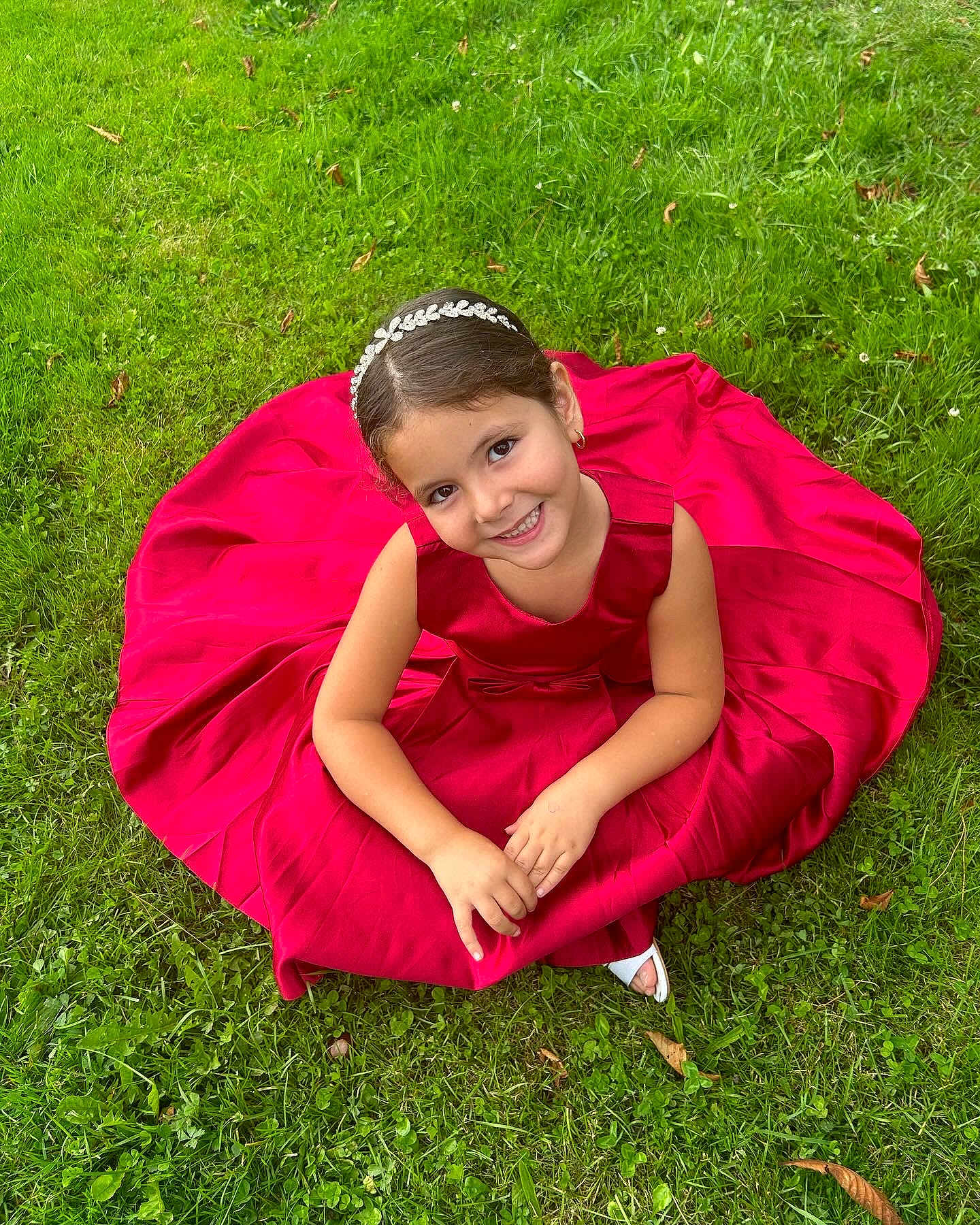 Paloma participe au concours pour gagner de l'argent avec cette photo : child, girl, smiling, red_dress, headband, grass, outdoor, nature, happy, portrait, sitting, cute, young, fashion, person, greenery, summer, joy, beauty, childhood