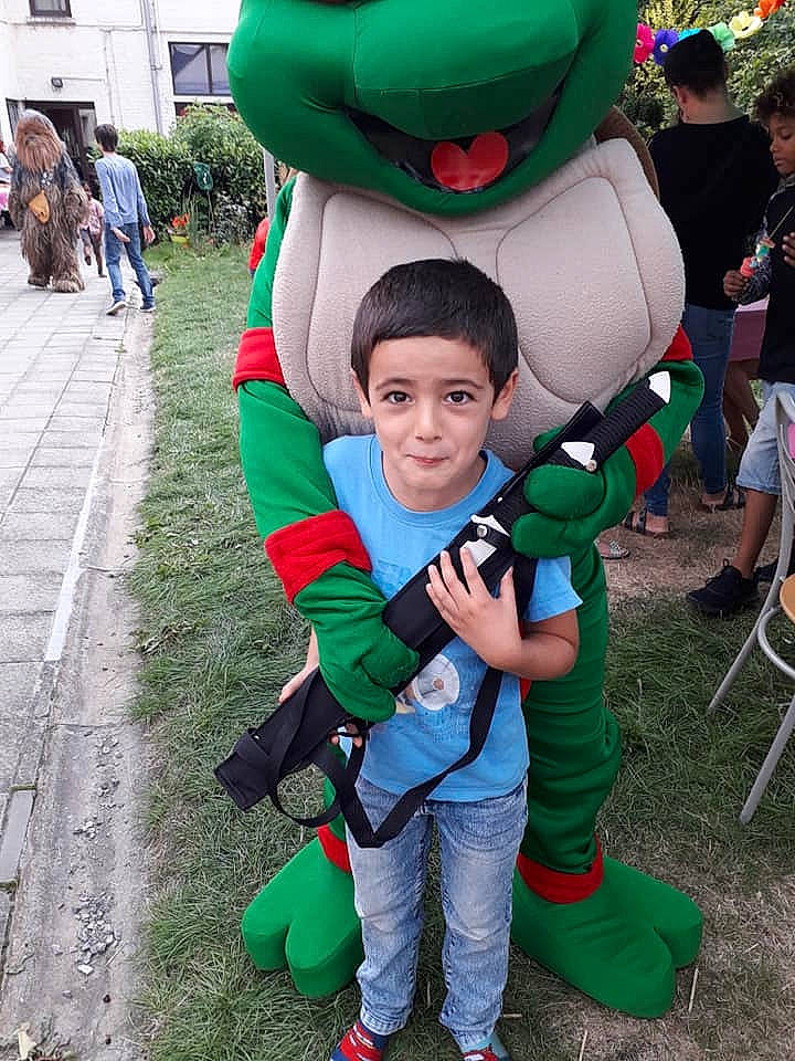 Samir a rejoint le concours — aidez-le/la à gagner de superbes lots ! child, cosplay, costume, day, fun, green, mascot, person, personal_protective_equipment, play, product, recreation, smile, world