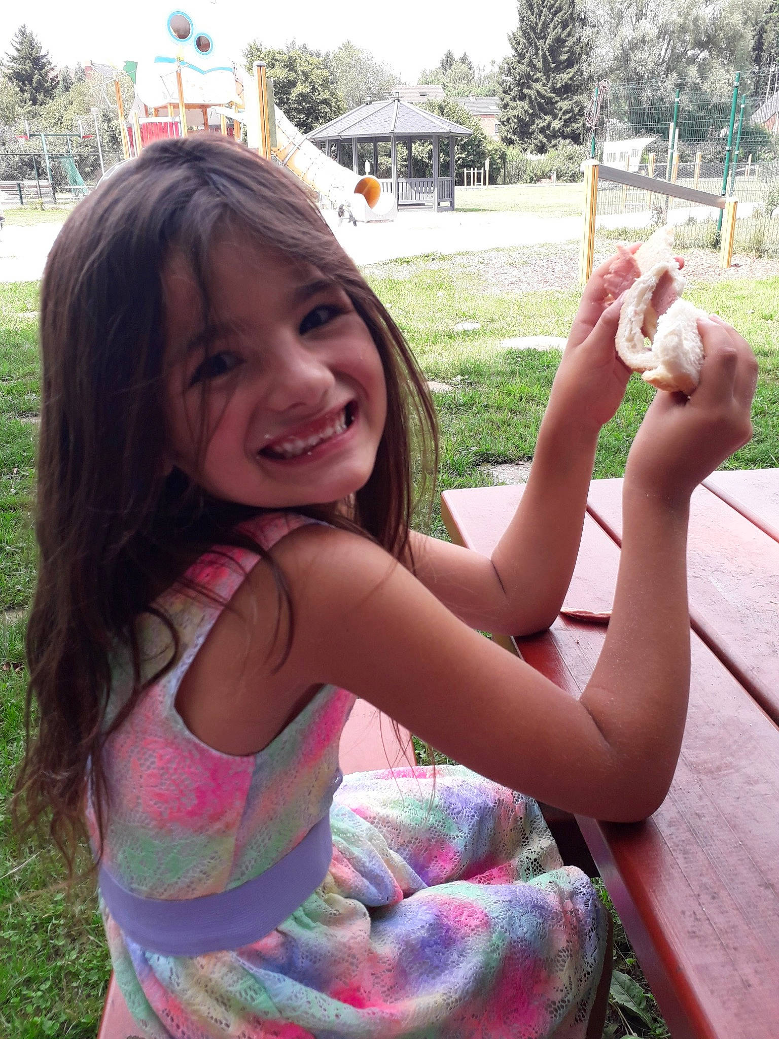 Sara participe au concours pour gagner de l'argent avec cette photo : child, facial_expression, fawn, finger, fun, gesture, grass, hand, happy, joy, person, smile, summer, thumb, tree, vacation