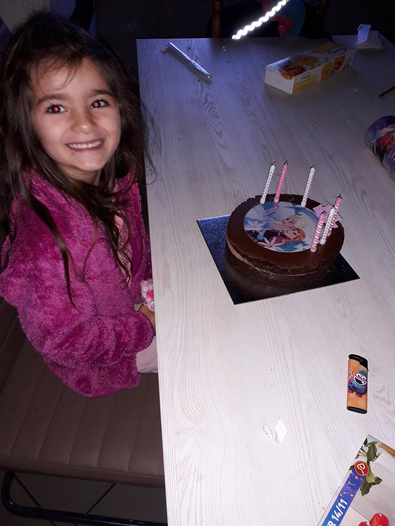 Sara a rejoint le concours — aidez-le/la à gagner de superbes lots ! child, design, fun, girl, joy, person, pink, purple, space