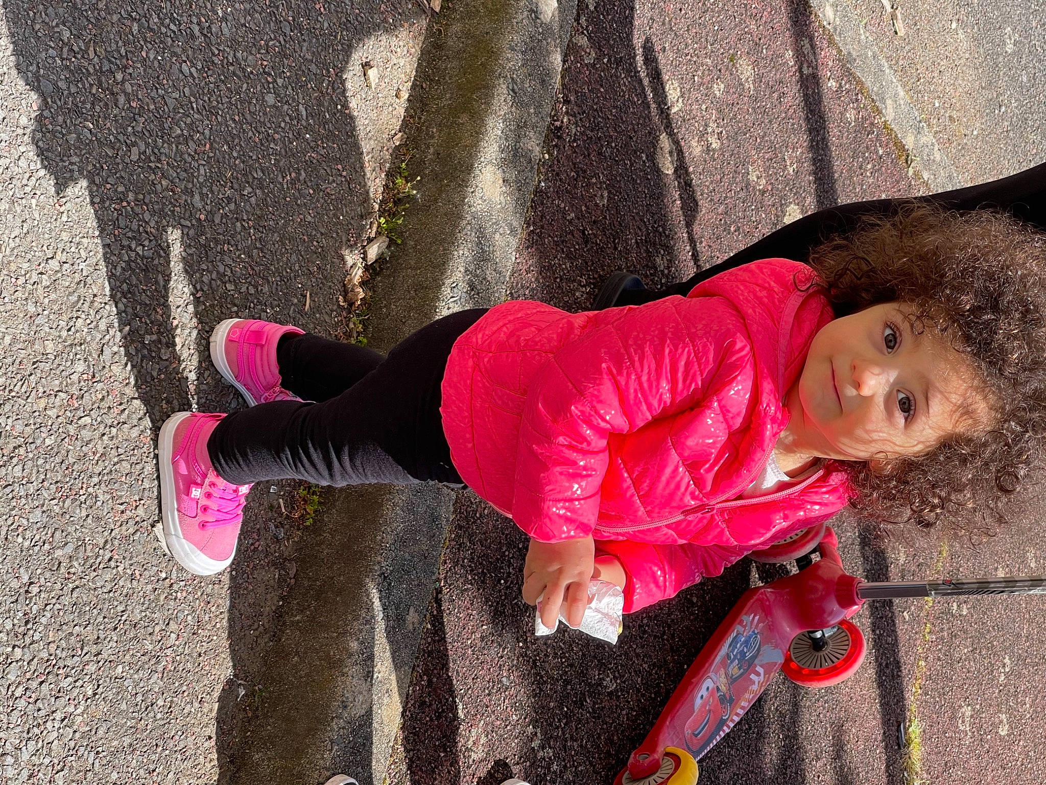 Eliza a rejoint le concours — aidez-le/la à gagner de superbes lots ! asphalt, cool, fashion, fun, jacket, joint, leg, leisure, magenta, person, pink, public_space, recreation, road_surface, shoe, sleeve, sneakers, standing, street_fashion, textile